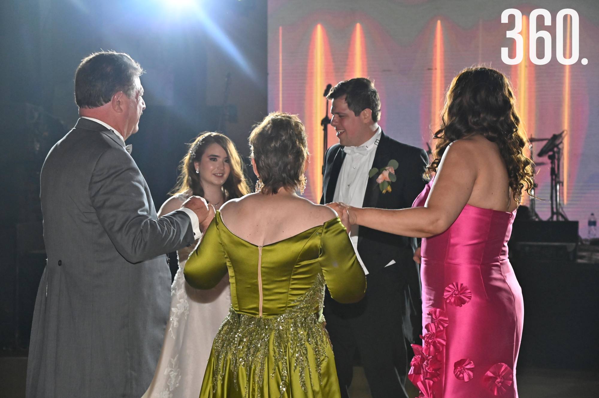 $!La familia de María Fernanda y Manuel bailaron juntos en la pista.