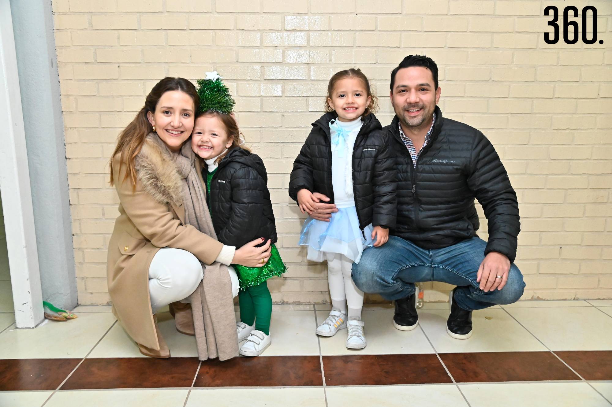 $!Lorena Elizondo y Gerardo López con sus hijas Roberta y Loretta.