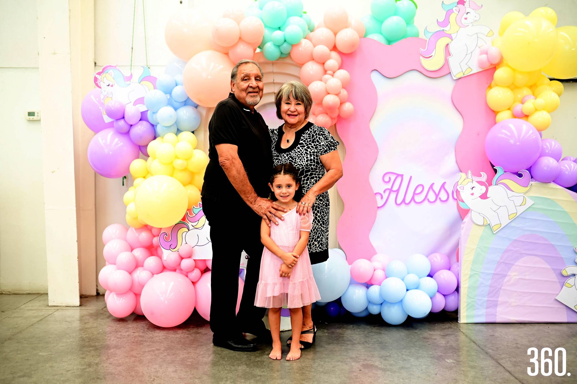 $!La festejada con sus abuelitos maternos, Ernesto Hernández y Ernestina Ramírez.