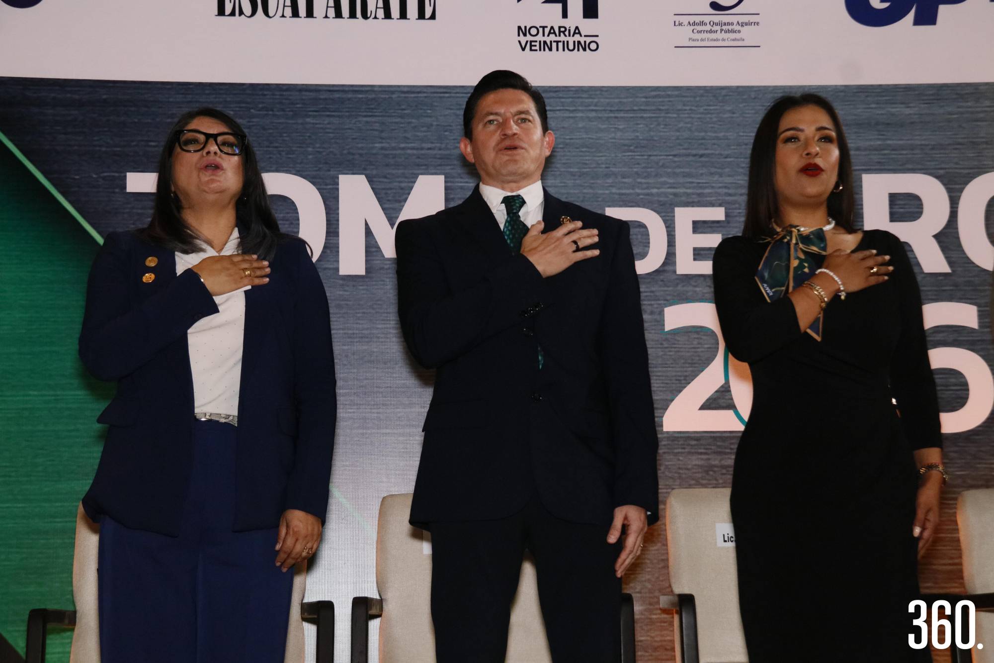 $!Sandra Cuevas Jáuregui presidenta saliente, Jenny Althair Rivas Padilla presidenta Nacional AMPI y Eduardo Aldape Cavazos presidente 2026 de la Asociación Mexicana de Profesionales Inmobiliarios.