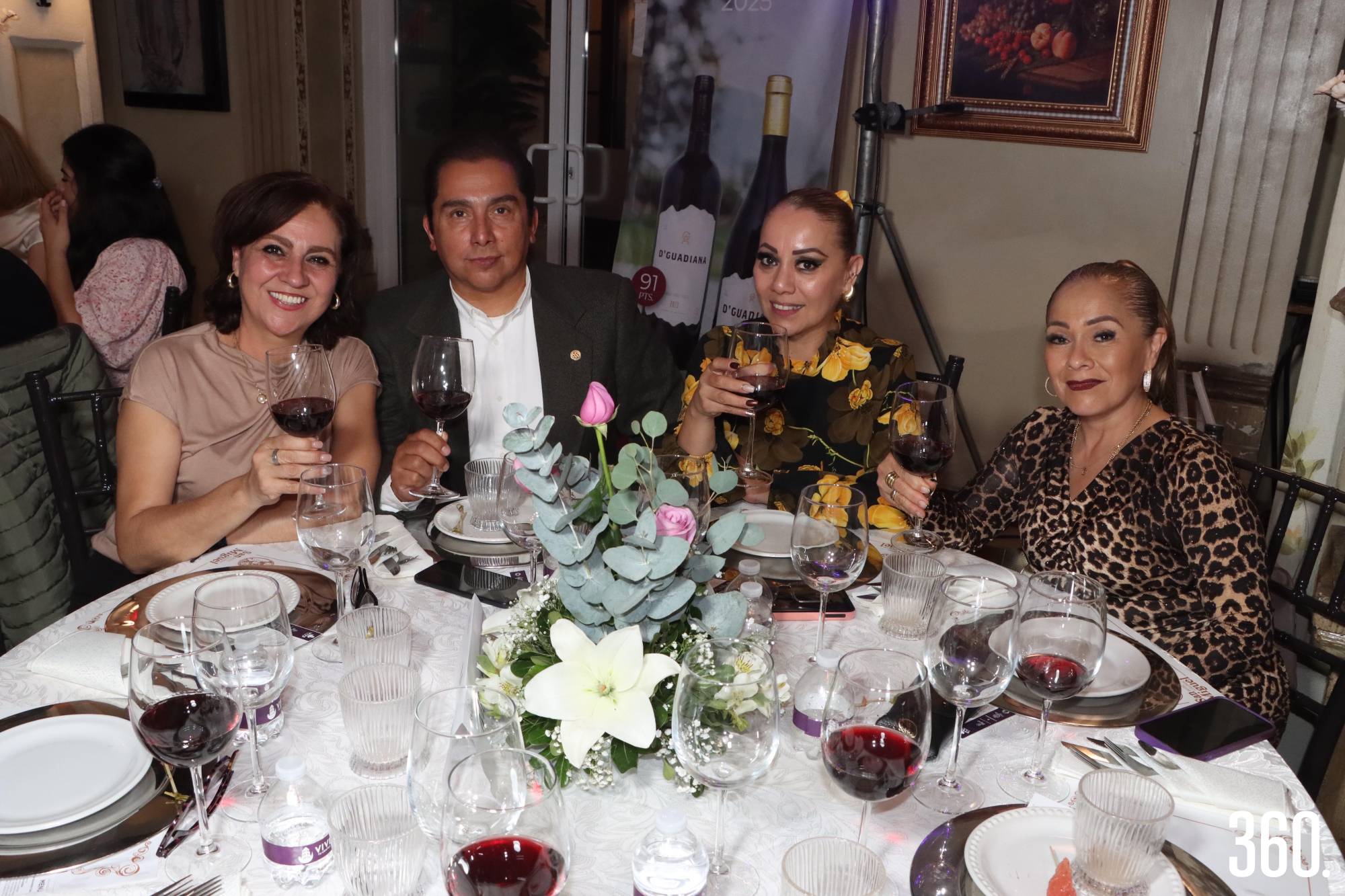$!Vicky y Enrique Camacho acompañados por Alma Valdéz y Elizabeth García.