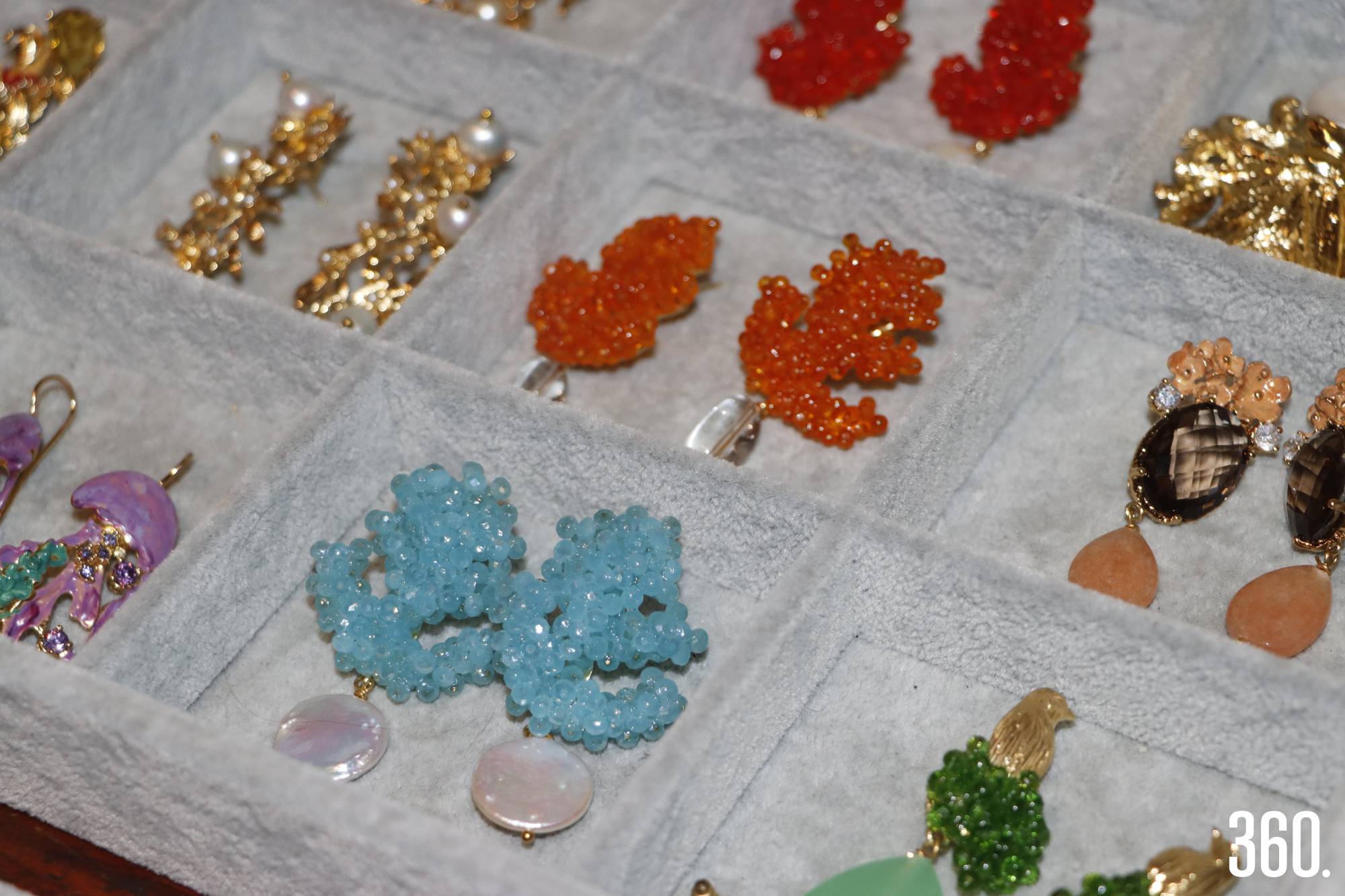 $!Los aretes aportaron un toque sofisticado que equilibró la fuerza del cuero y la mezclilla con la feminidad y la expresión personal.