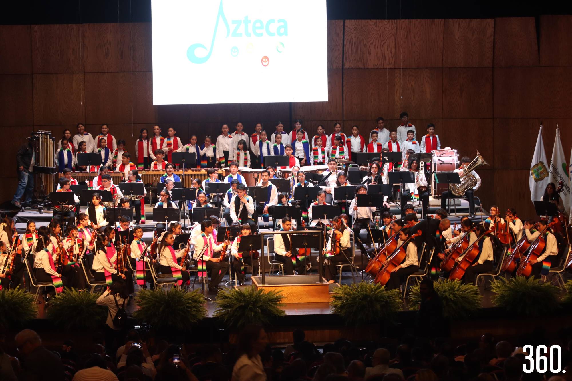 $!Integrantes de la Orquesta y Coro Esperanza Azteca DIF Coahuila durante su debut en el Teatro de la Ciudad.
