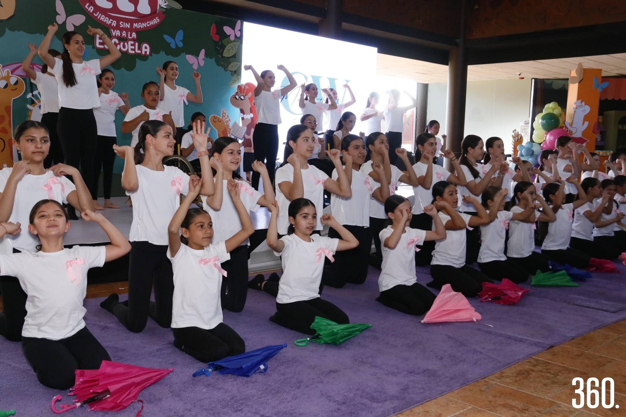 $!Alumnas de la Academia D´Jazz bailaron al ritmo del tema “Elí la Jirafa Blanca”.