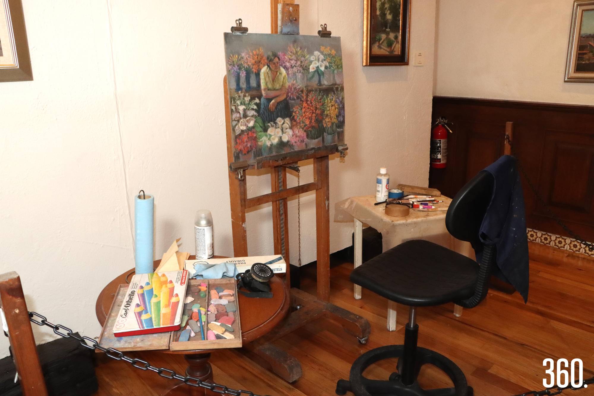 $!Caballete y materiales de pintura del estudio del homenajeado Emilio Abugarade Jaar.