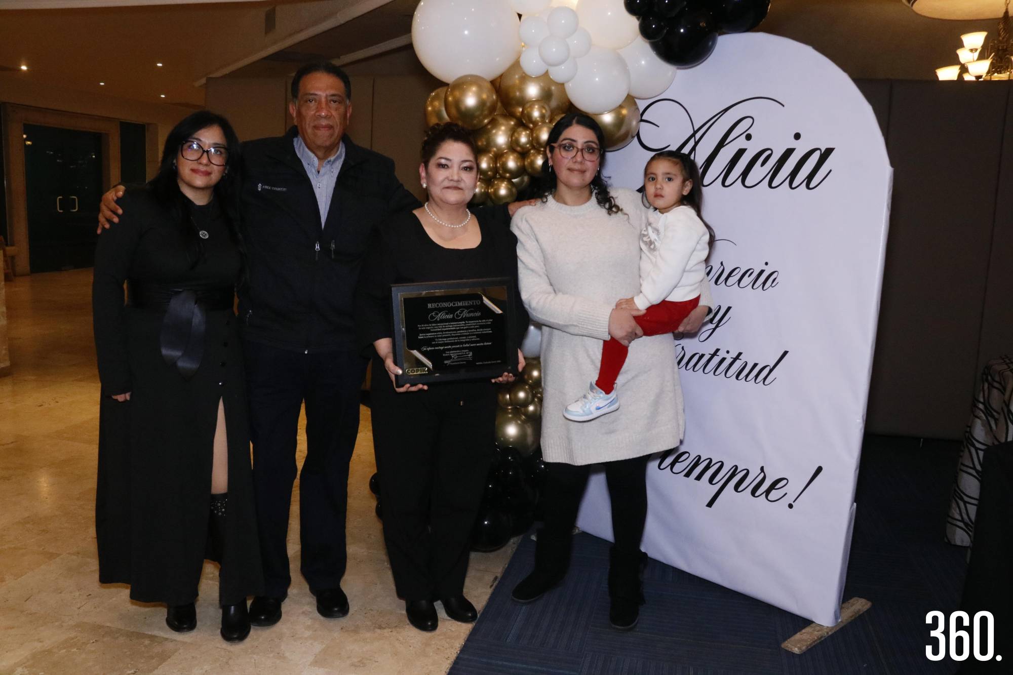 $!Alicia Nuncio con Carlos Ernesto Guillermo, Alina y Karla Guillermo y Catalina de León Guillermo.