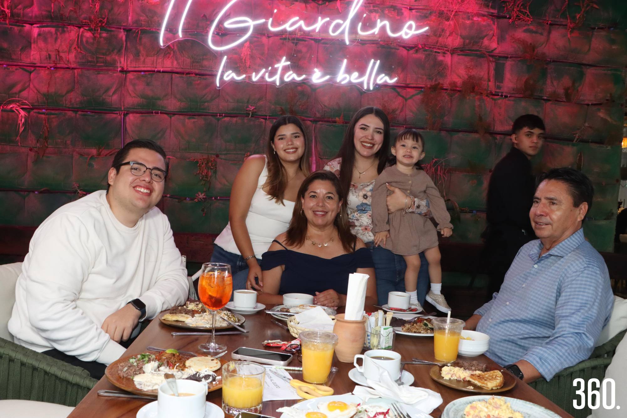 $!Silvia Cárdenas Quirino acompañada por la familia Ponce Cárdenas.