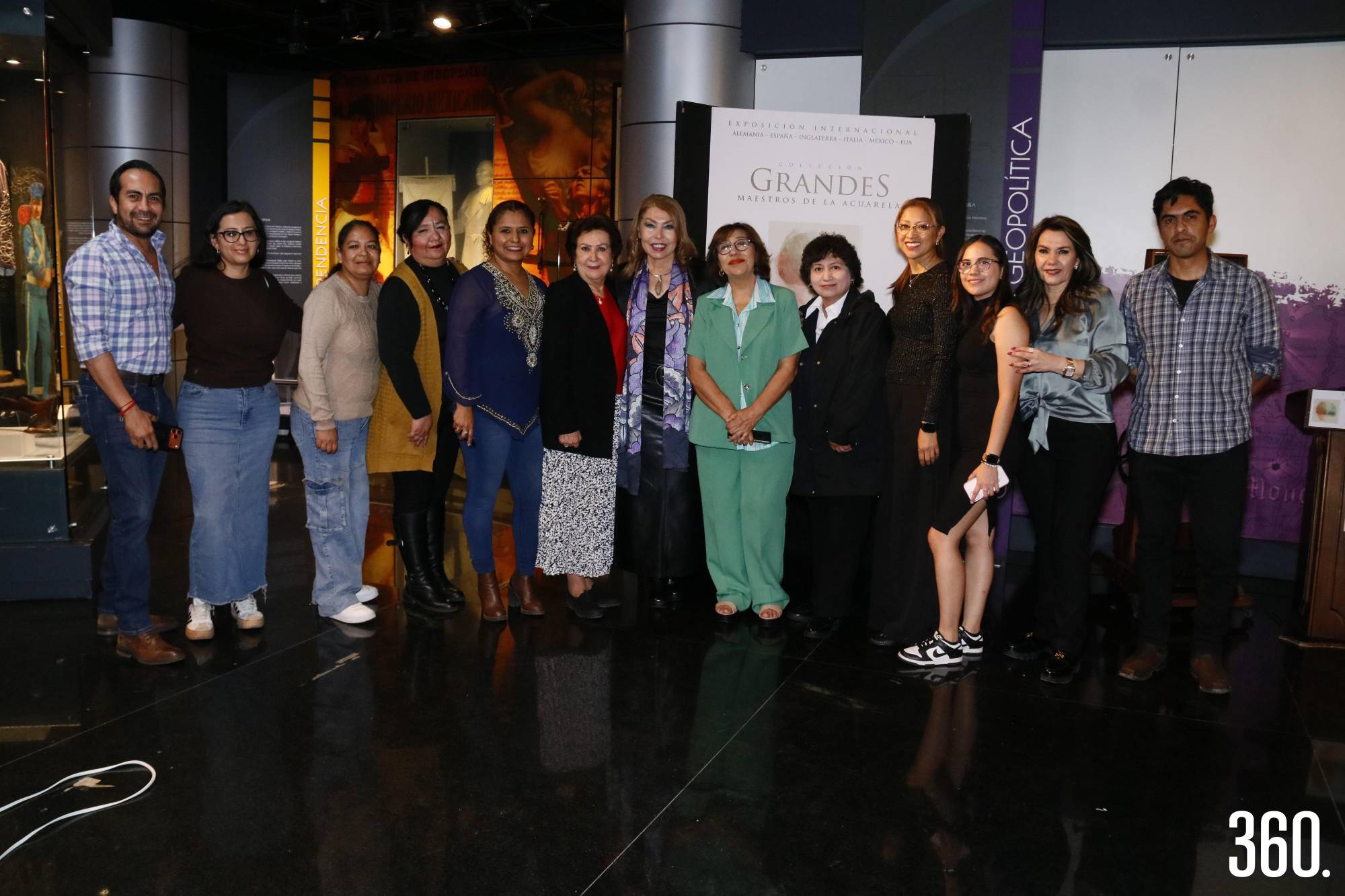 $!Mina Garza, Diana González y Mónica Elizabeth González acompañadas por el equipo multidisciplinario que colaboró al montaje de la muestra.