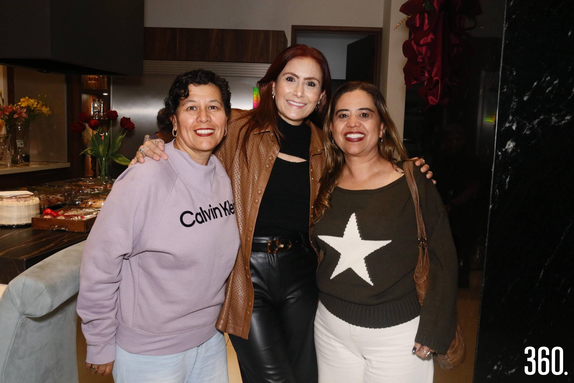 $!Norma Morales y Liliana Flores con la festejada.