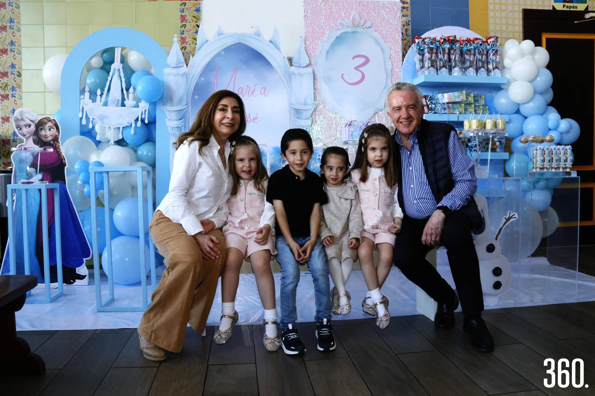 $!María Elena Saldívar y Carlos Arizpe con sus nietos Cordelia Treviño, Carlos y María José Estrada, y Constanza Treviño.