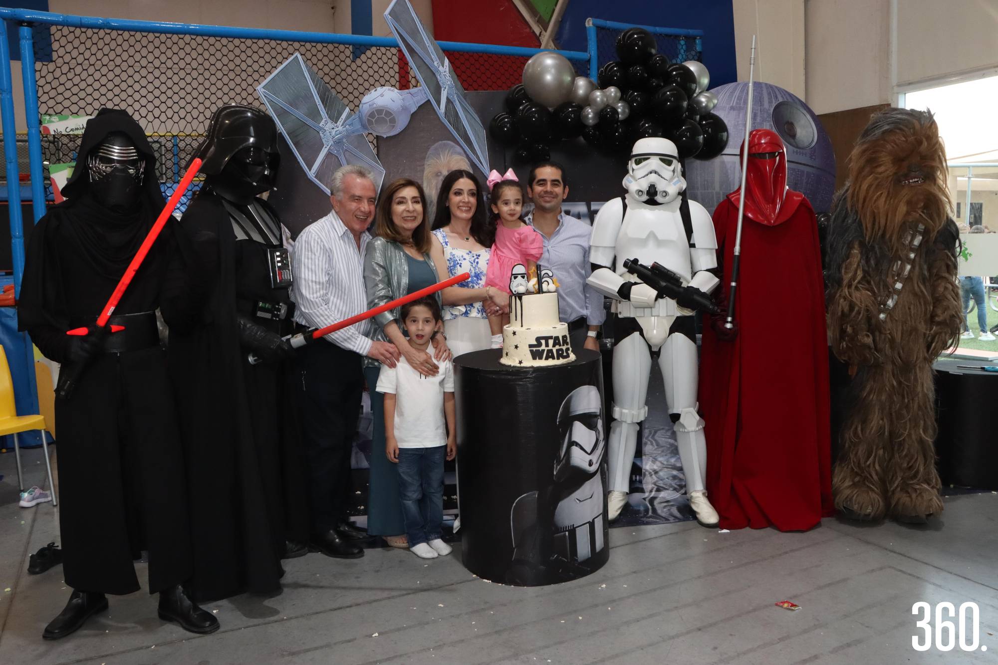 $!El festejado acompañado por sus abuelitos Carlos Arizpe y María Elena Saldívar, su hermana María José y sus padres Ana Sofía Arizpe y Luis José Estrada.