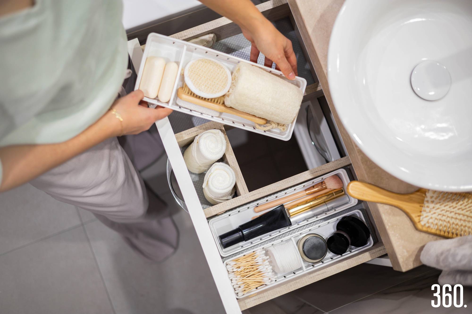 $!Cajón de baño ordenado: menos productos, más claridad. Depurar cosméticos y usar organizadores mejora la higiene y facilita la rutina diaria.