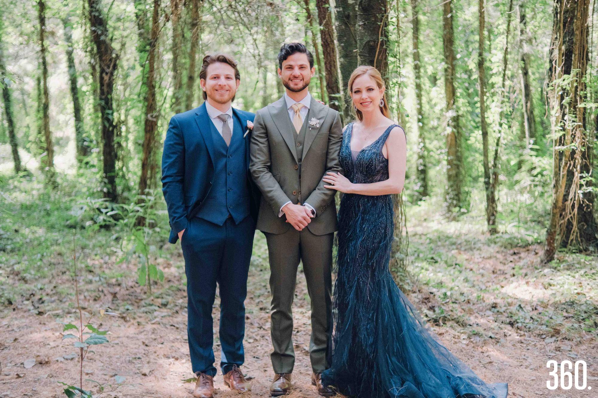 $!El novio con sus hermanos, Rodrigo Chapa Alvarado y Roci Chapa de González.