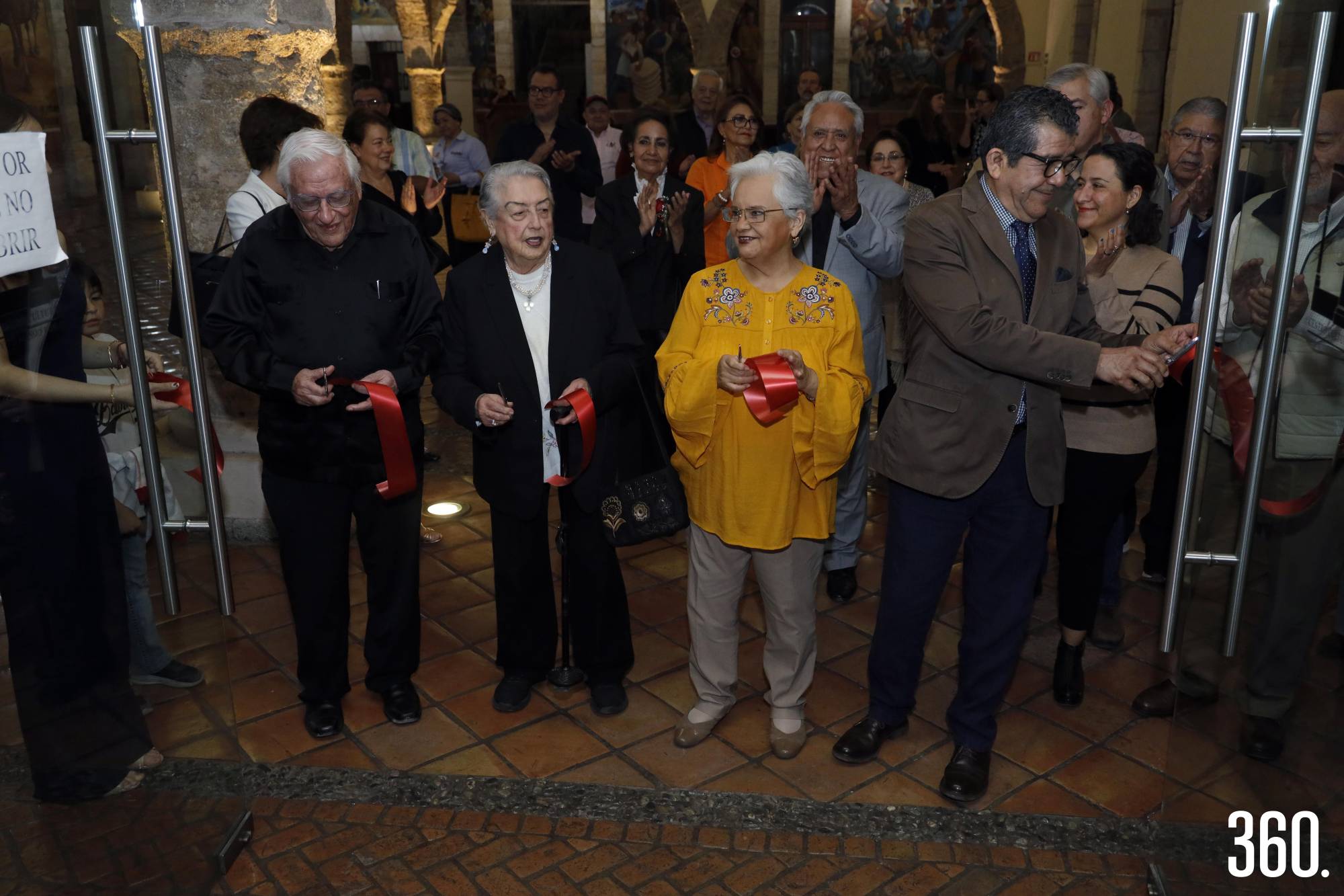 $!Autoridades y la artista realizaron el corte inaugural de la muestra en el recinto cultural.