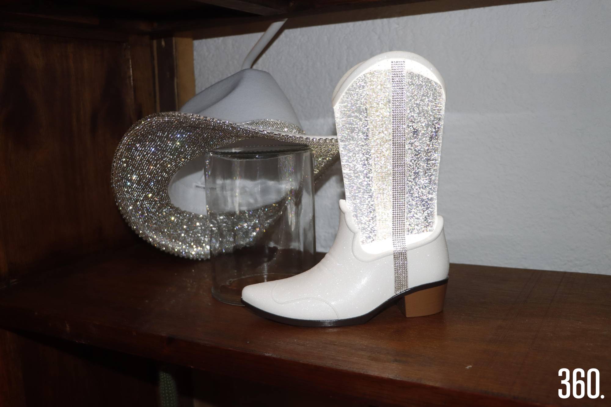 $!Las botas vaqueras blancas y el sombrero plateado reinventaron el estilo western con un toque audaz, moderno y lleno de personalidad.