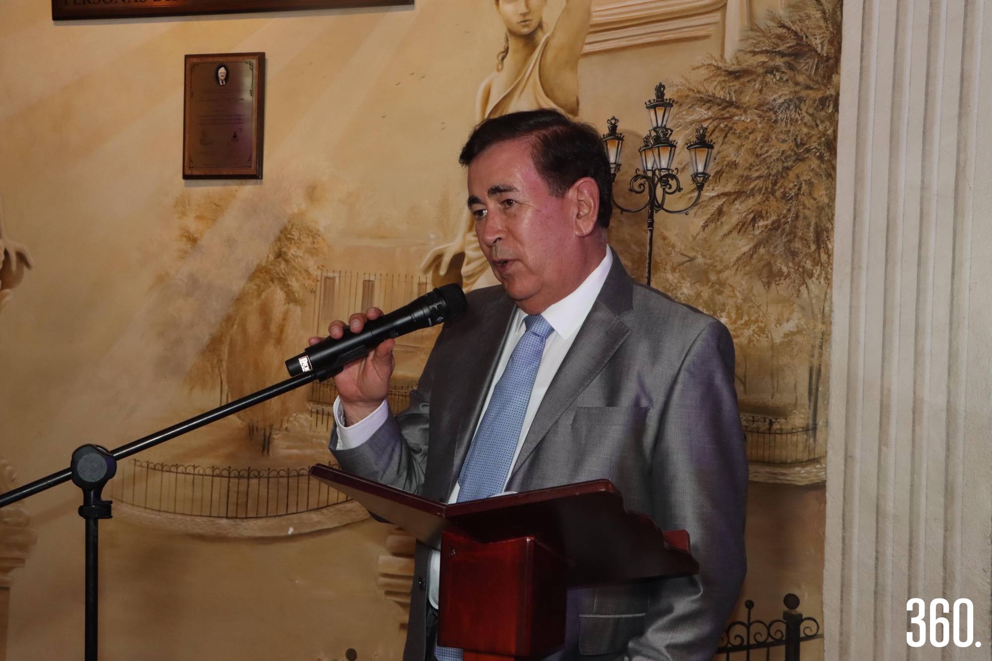 $!David Valdés del Hotel Colonial San Miguel dio la bienvenida a los participantes de la cuarta cena maridaje de Vive tu Centro.