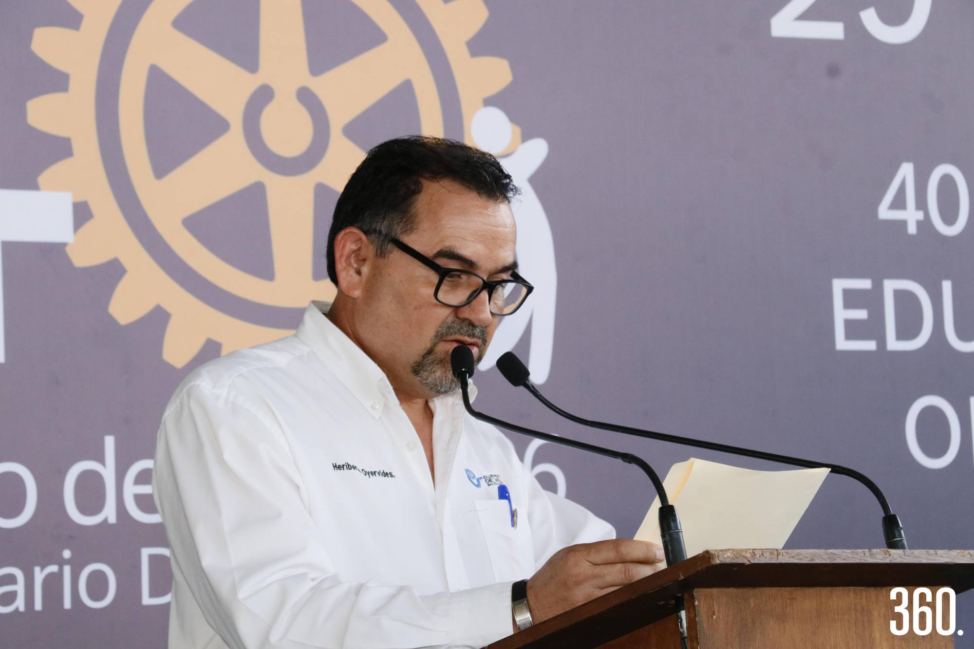 $!Heriberto Oyervides leyó la semblanza del homenajeado Juan Carlos López Villarreal.