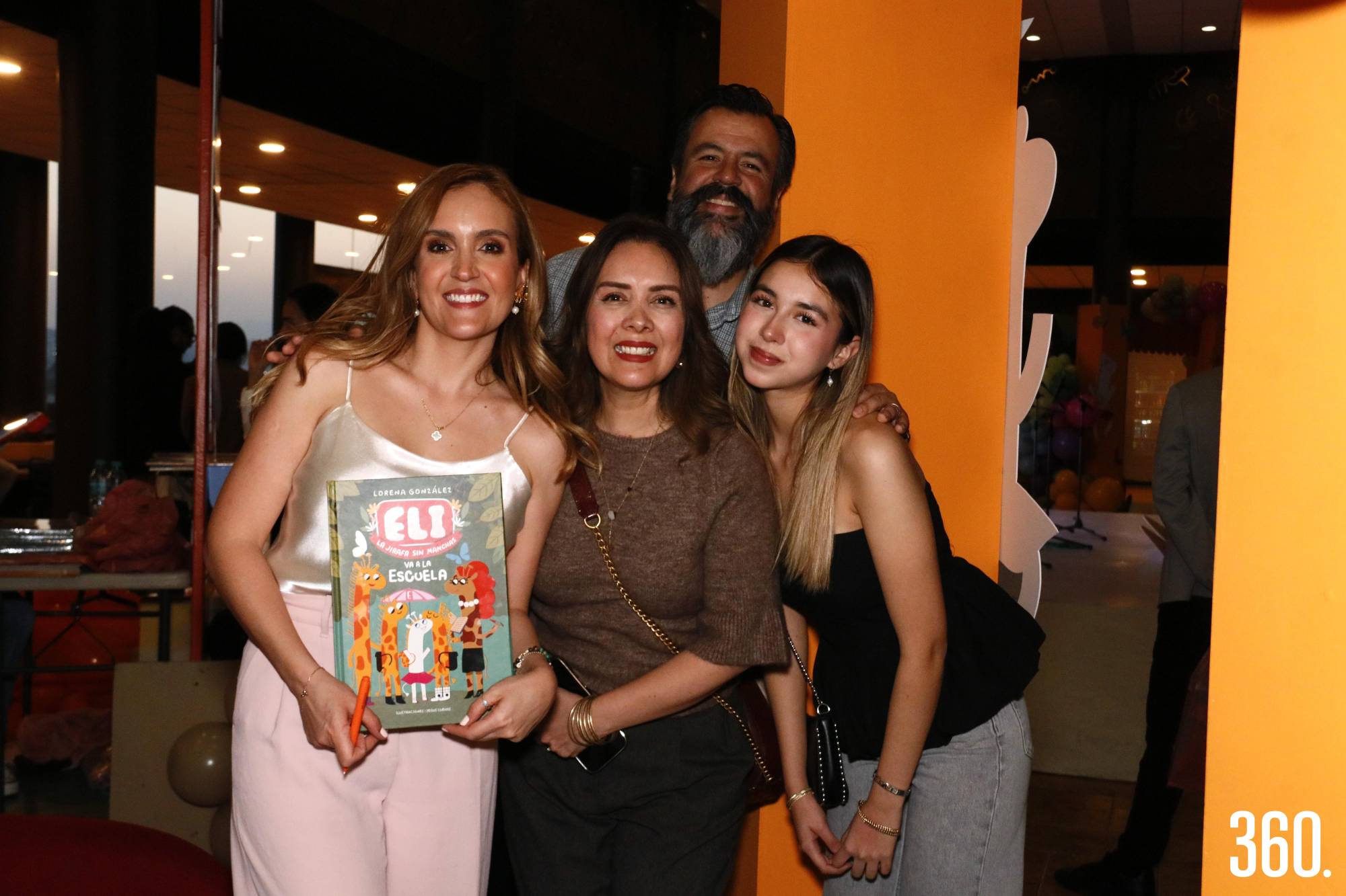 $!Lorena González con los integrantes de la familia Padilla.