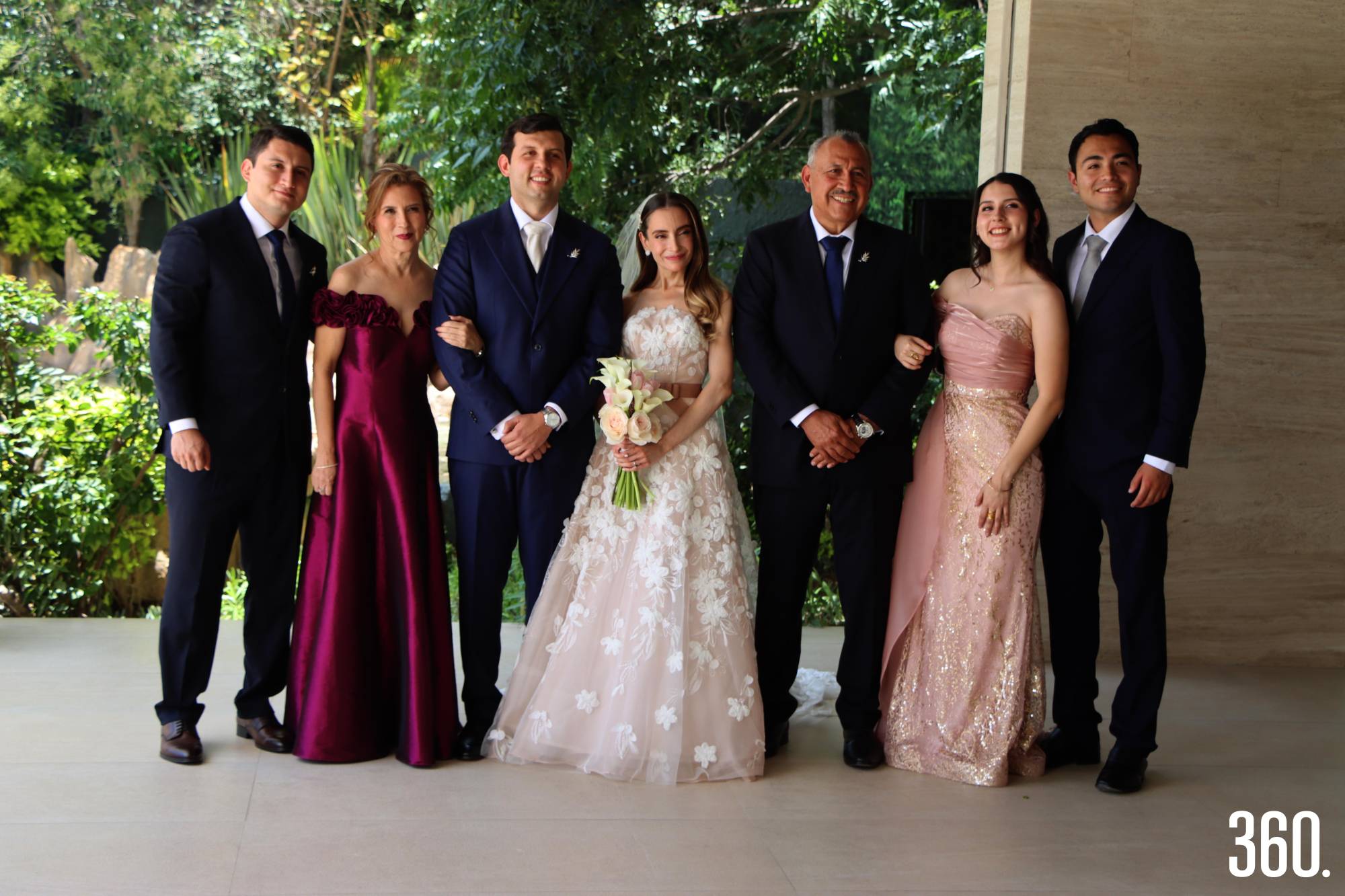 $!José Efrén y Marcela junto a la familia del novio.