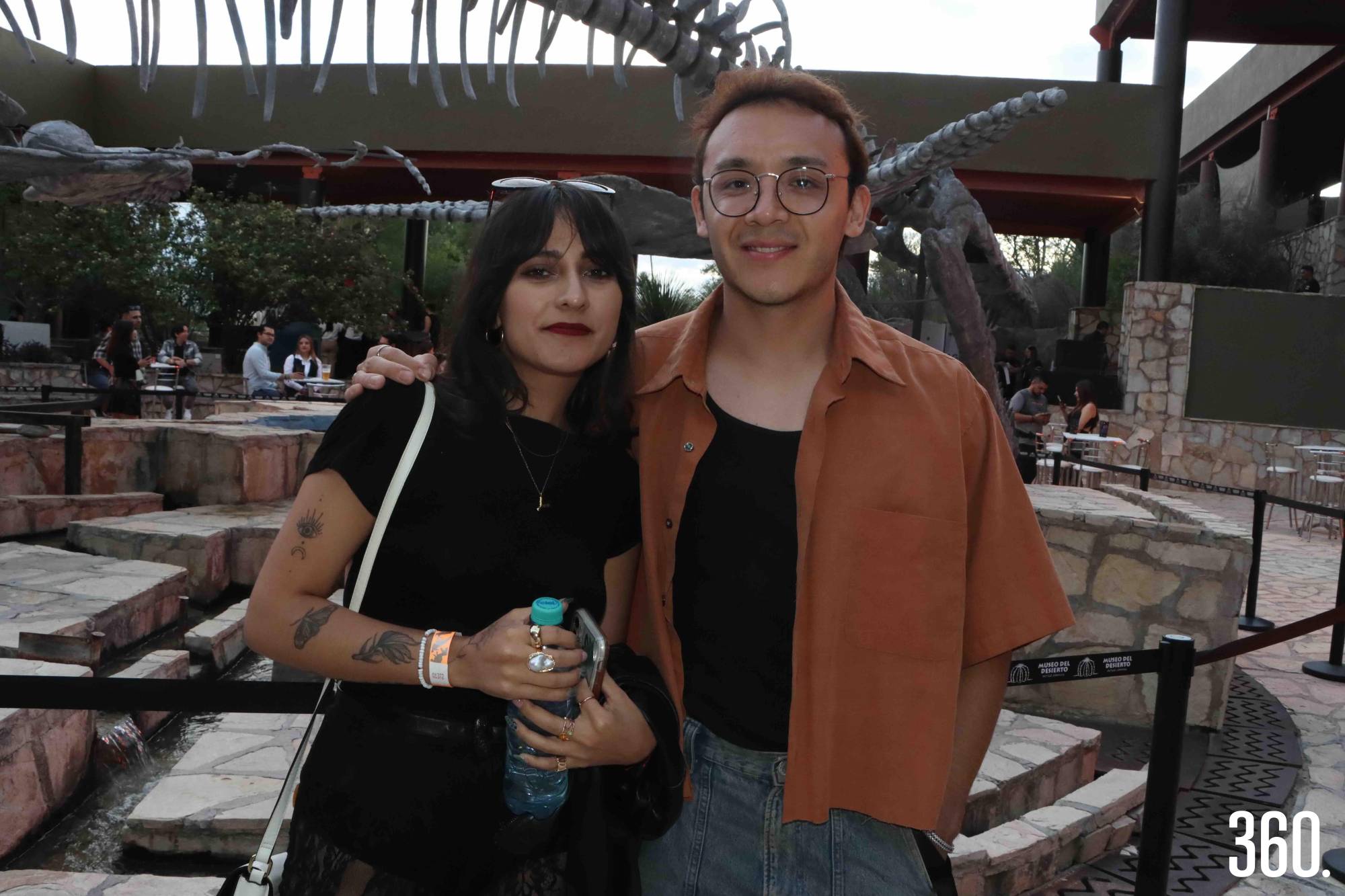 $!21 de junio del 2025 Revista 360._munizfra_MUDE After Dark 2025 Cuarta edición del evento MUDE After Dark realizado en las instalaciones del Museo del Desierto de Coahuila Con gran éxito se realizo la cuarta edición del MUDE After Dark 2025 en lacual el Museo del Desierto de Coahuila cobro vida con cientos de personas la noche del 21 de junio. Desde la entrada al vestíbulo un DJ ubicado al centro desplegaba lo mejor de su repertorio entre luces neón y efectos especiales para dar la bienvenida a los asistentes quiénes disfrutaron de una mágica noche disfrutando los cinco escenarios y la gran diversidad de talento artístico desplegado en ellos: El internacional Zimmer, Jezreel, DANRIV (Full band), Íñigo Vontier, Mau Moctezuma, Maria Nocheydia, Labibe, CREPE, Oakie, AVM, JANN, Otro Tú, llomilo, Raperrosm, La Pizzap-ieta Regando rimas, JC Martínez, Montana DM, Jazer Valles, Iris Emme. Este evento incluyó un recorrido nocturno para que los asistentes redescubrierán las diferentes salas del museo con el plus de tener dos escenarios musicales en el Pabellón 1 y en el Pabellón 3 el de la Era del Hielo, además se contó con la guía experta del personal del museo que ofreció detalles de cada sala a los asistentes. Al terminar el recorrido la fiesta no paraba ya que el gran talento artístico inundo con su música los patios de Lluvias y Secas mientras los asistentes tomaban y degustaban los platillos especialmente preparados para el evento por los restaurantes Bunker, Diente de león, IL Mercato, Tito’s y Zoika, logrando un maridaje especial con la coctelería ofrecida en el lugar; una experiencia extra multisensorial donde convergen arte, gastronomía, música, ciencia y cultura. Artistas invitados: El internacional Zimmer, Jezreel, DANRIV (Full band), Íñigo Vontier, Mau Moctezuma, Maria Nocheydia, Labibe, CREPE, Oakie, AVM, JANN, Otro Tú, llomilo, Raperrosm, La Pizzap-ieta Regando rimas, JC Martínez, Montana DM, Jazer Valles, Iris Emme TEXTO Y FOTOS: Francisco Muñiz PIES DE FOTOS_FOLDER_21_Sabado_MUDE After Dark 2025 100f aaa. Patio de Secas 101f aaa. DJ Jezreel en el Patio de Secas durante el MUDE After Dark. 102f. Ximena Cavazos y Sofía Blanco. 103f. Dayana de la Torre y Hugo Monzalvo. 104f. Emilio Cantú y Valeria García. 105f. Mara Rodríguez y Carlos Mayer. 106f. Jesús Mena. Patio de Lluvias 107f aaa. Montana DM puso su ritmo en el Patio de lluvias. 108f aaa. DANRIV (Full band) tocaron lo mejor de su repertorio en el Patio de lluvias. 109f. Jimena Kirby y Carolina Rivera. 110f. Abigaíl Martínez, Lily Galindo, Jaycy, Fernanda Mendoza y Fanu Gómez. Vestíbulo del Museo del Desierto 111f aaa. DJ Giorgio en el Vestíbulo del Museo del Desierto. Pabellón 1 MUDE 112 aaa. René Romero, Susana Baca y Christian Maldonado. 113f aaa. DJ Jerry Live en el Pabellón 1 del MUDE. 114f. DJ Jerry Live con Susy Cadena. 115f. Ábigail Martínez y Lily Galindo. 116f. Ángela Robles y Mario Barrientos. Pabellón 3 La Era del Hielo 117f. Melina, Marcela y Miranda Fernández. 118f. Mónica y Ana Zertuche acompañadas por Julia Medrano. 119f aaa. El saxofonista Mauricio González acompañó al DJ en el Pabellón 3 La Era del Hielo. 120f. Geraldine Carreón y Nahum López. 121f. Lilian Fernández y David González. 122f aaa. DJ Otro Tú en el Pabellón 3 La Era del Hielo. 123f. Salma Carrera y Karla Márquez. 124f aaa. DJ Labibe en el Patio de Lluvias. 125f. Vero García, Lily Cepeda, Rosy Arizpe y Aída Cárdenas. 126f. Montserrat Marti y Pamela Contreras. 127f. Karen Jara y Ana Sofía Furzio. 128f aaa. Grupo de artistas que participaron en el MUDE After Dark 2025. 129f. Nayelli Villarreal, Juan Domínguez y Rosa Farías. 130f aaa. DK María Noche y Día. 131f. Daniel Oviedo y Karla Espino. 132f. Daniela Morales y Sofía de la Cruz.
