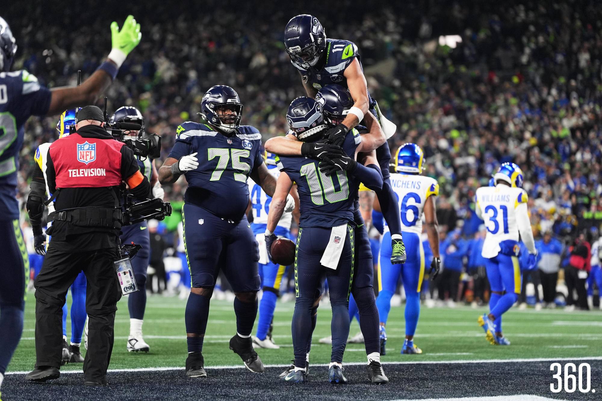 $!Cooper Kupp y sus compañeros celebrando el pase a Santa Clara.