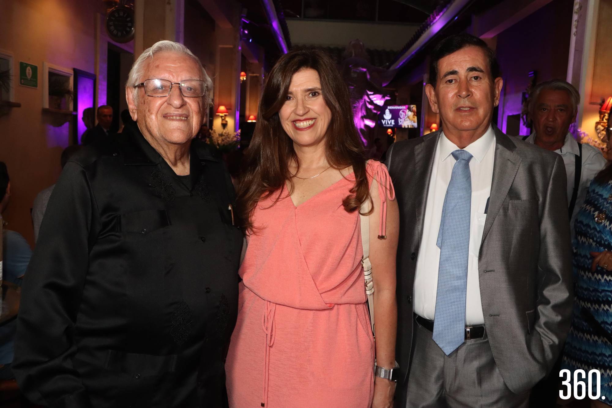 $!Armando y Luly Fuentes acompañados por David Valdés del Hotel Colonial San Miguel.
