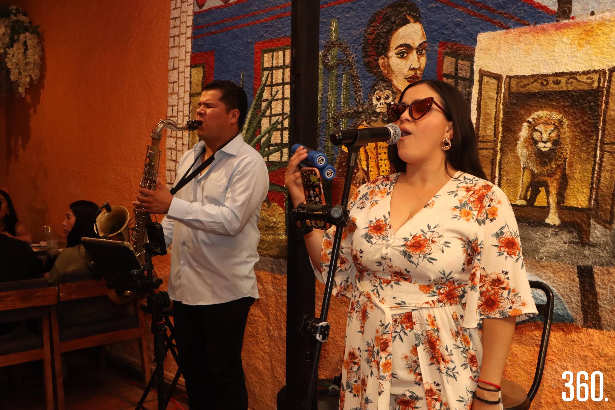 $!Un dúo amenizó la comida del Día de las Madres en el restaurante Frida y Diego.