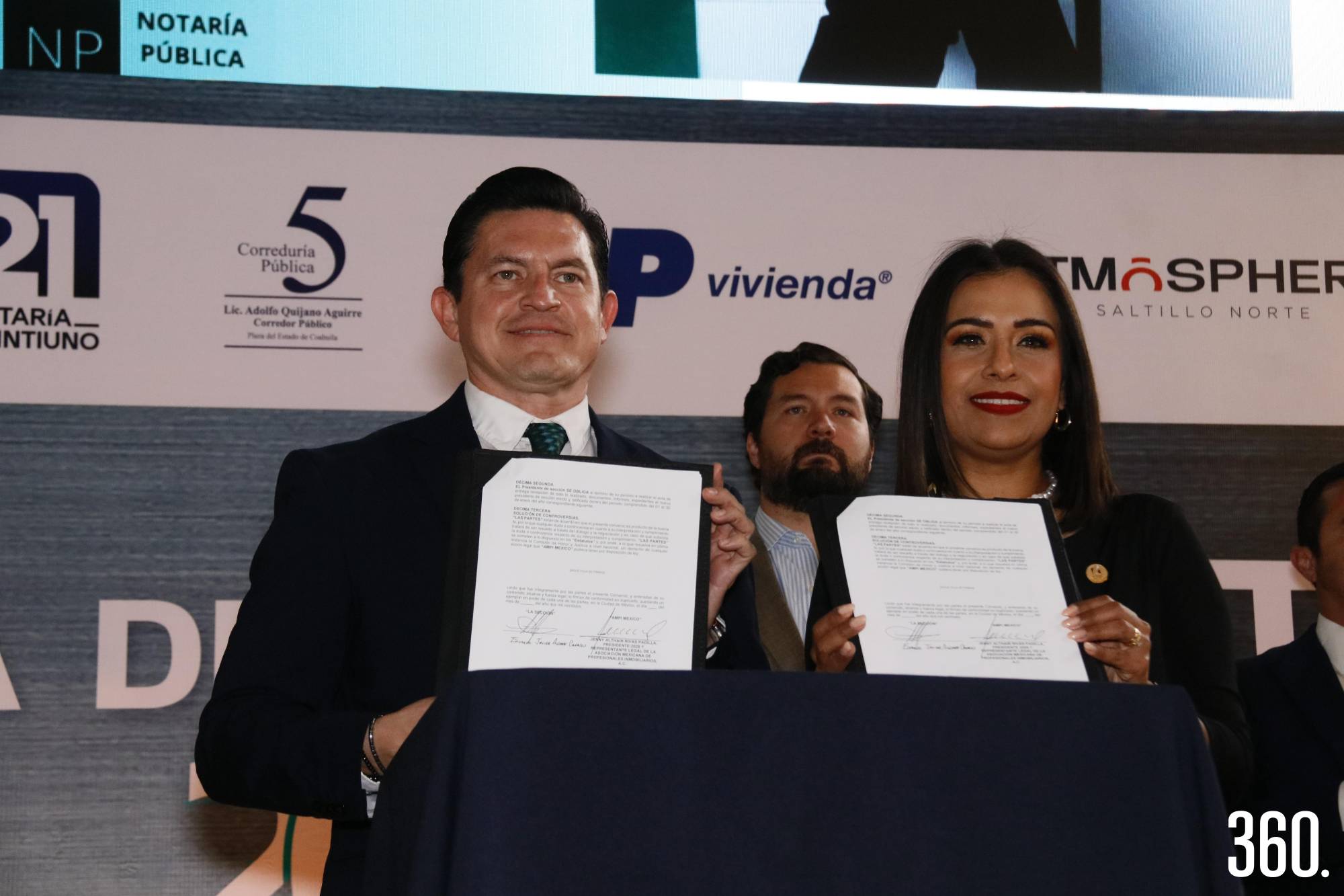 $!Eduardo Aldape Cavazos y Jenny Althair Rivas Padilla presidenta Nacional AMPI firmaron un convenio.