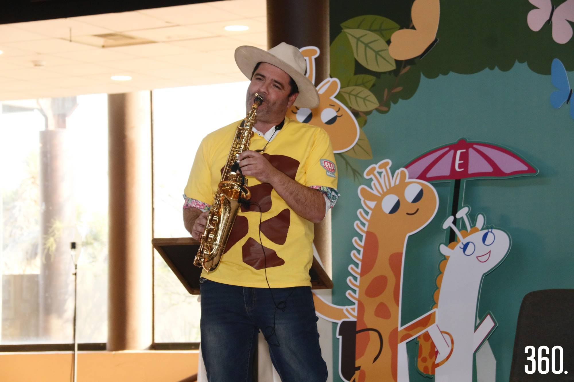 $!El saxofonista Mauricio González interpretó “Las Mañanitas”, para Elisabetta Gentiloni González.