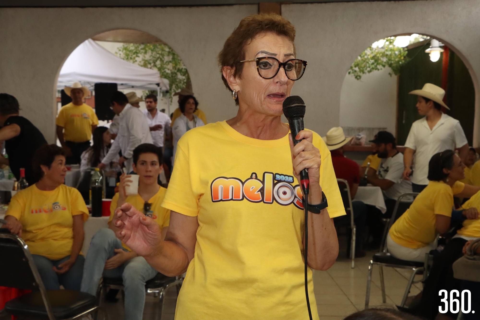 $!Patricia Aguirre Melo fue la maestra de ceremonia que presentó a cada una de las familias que asistieron al evento “Melos 2025”.