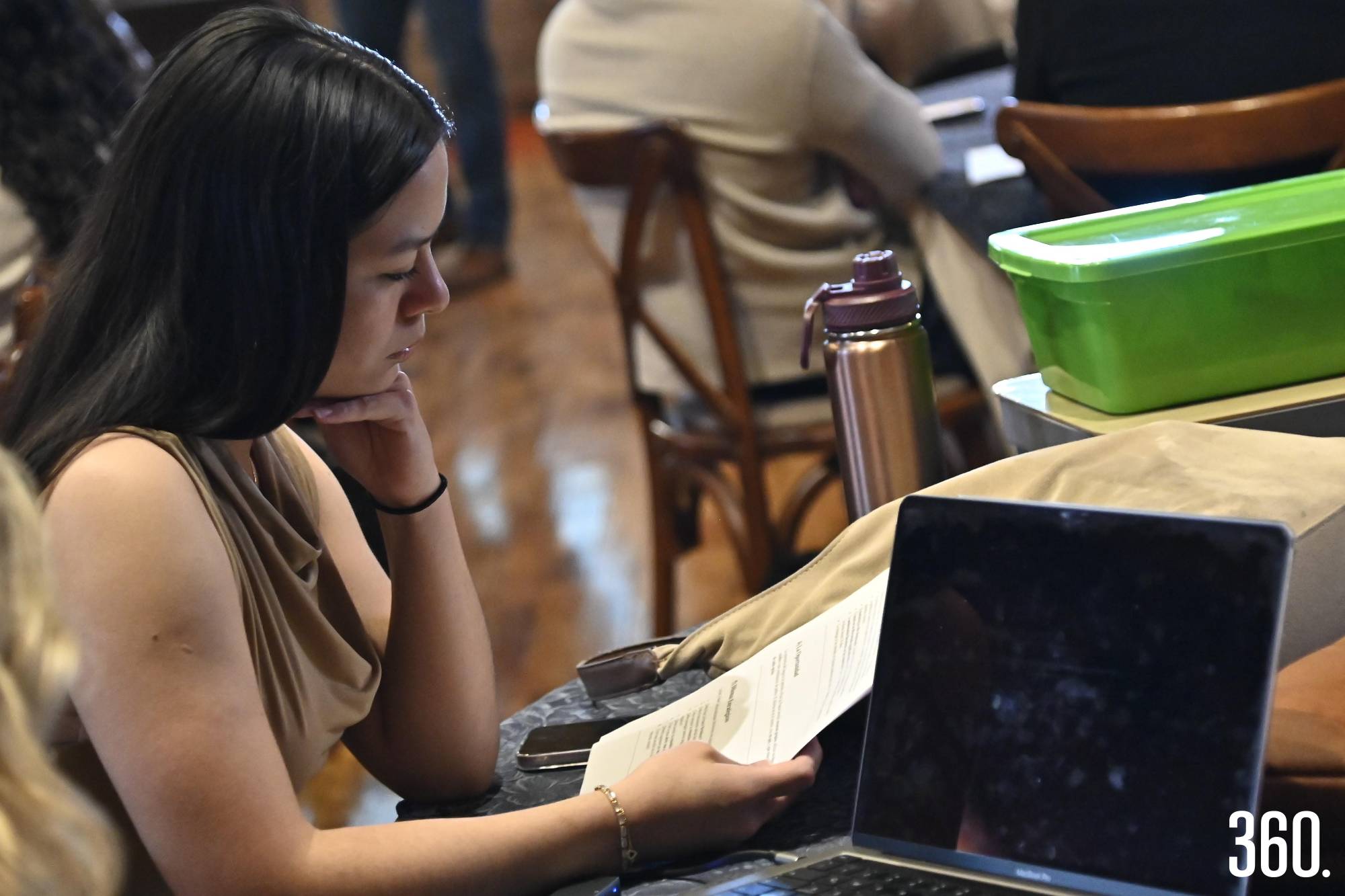 $!Alumna analiza la propuesta durante el reto.