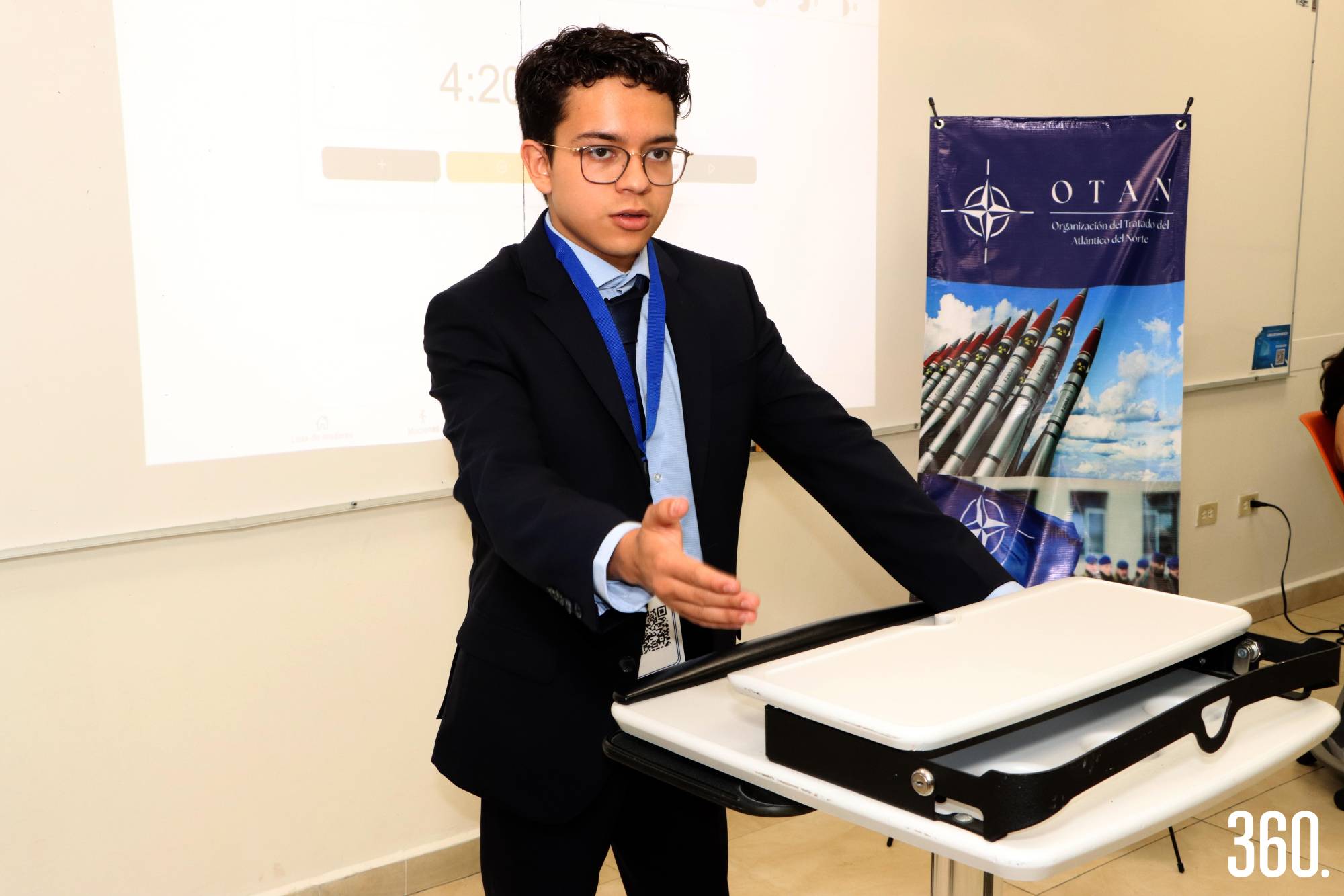 $!Arturo Rodríguez, moderador en la sesión de la OTAN.