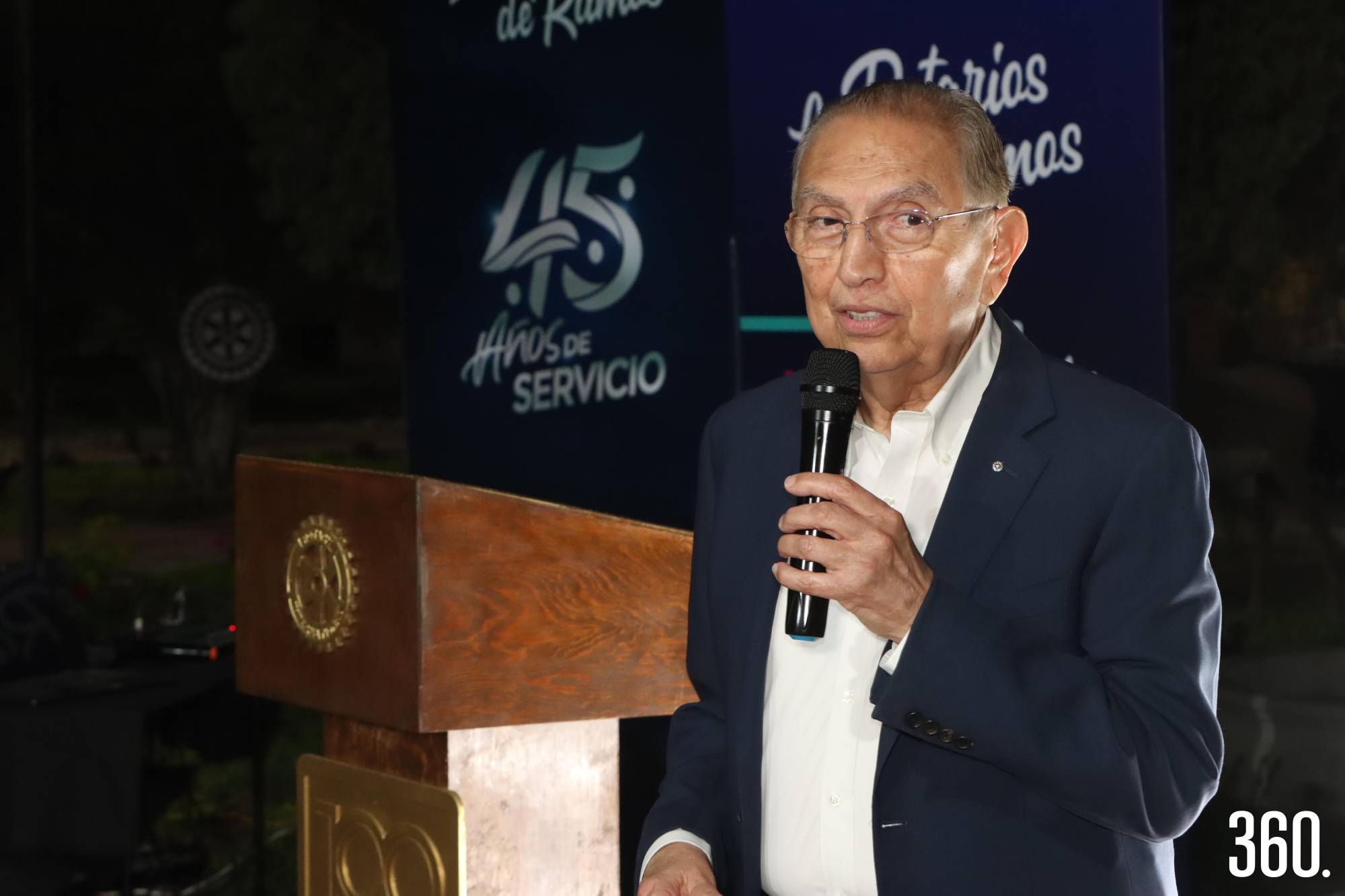 $!Carlos Sandoval Delgado felicitó a los integrantes del Club Rotario de Ramos Arizpe por su 45 aniversario.
