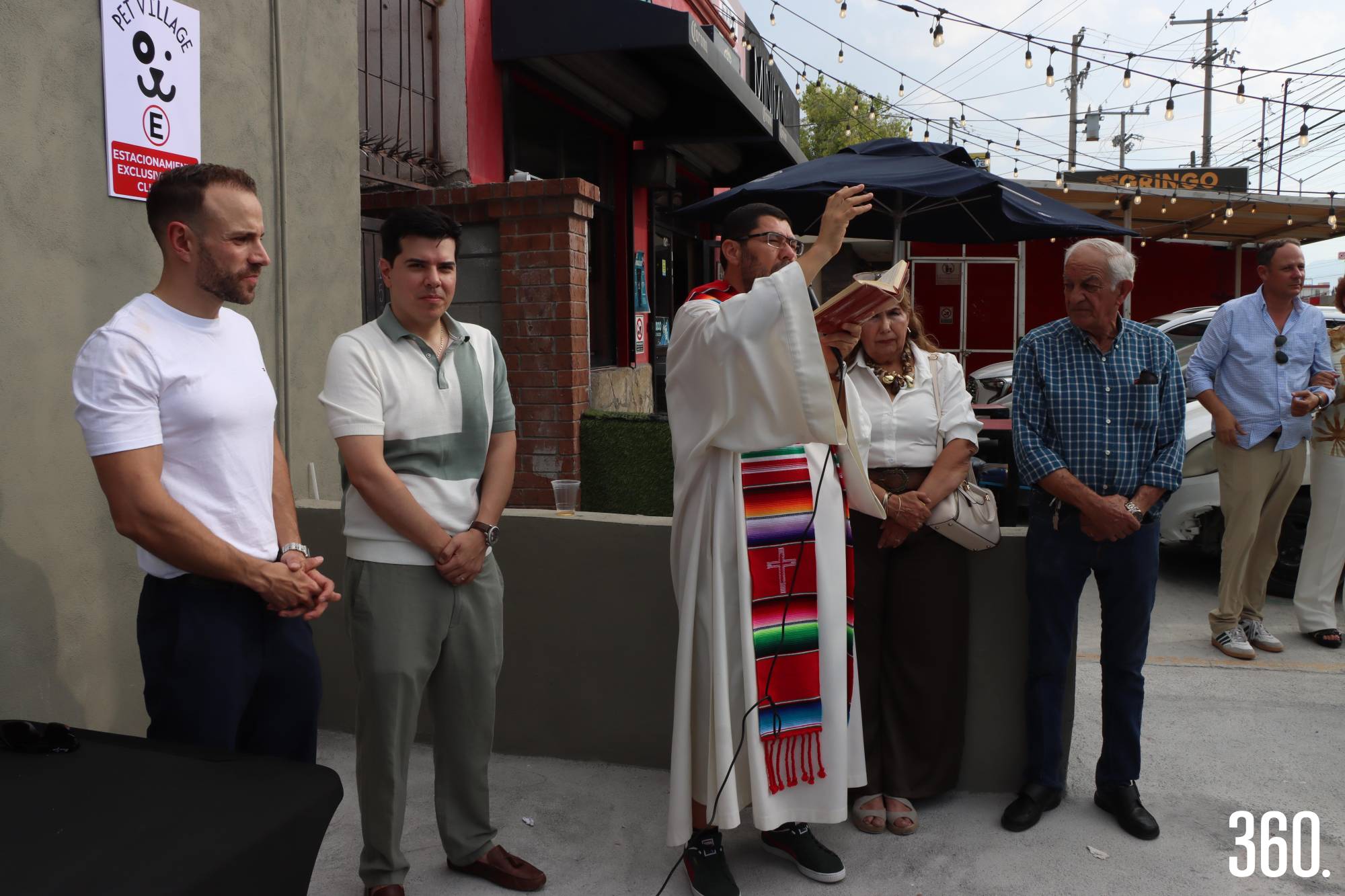 $!El padre Mario Soria Berrones realizó la ceremonia de bendición.