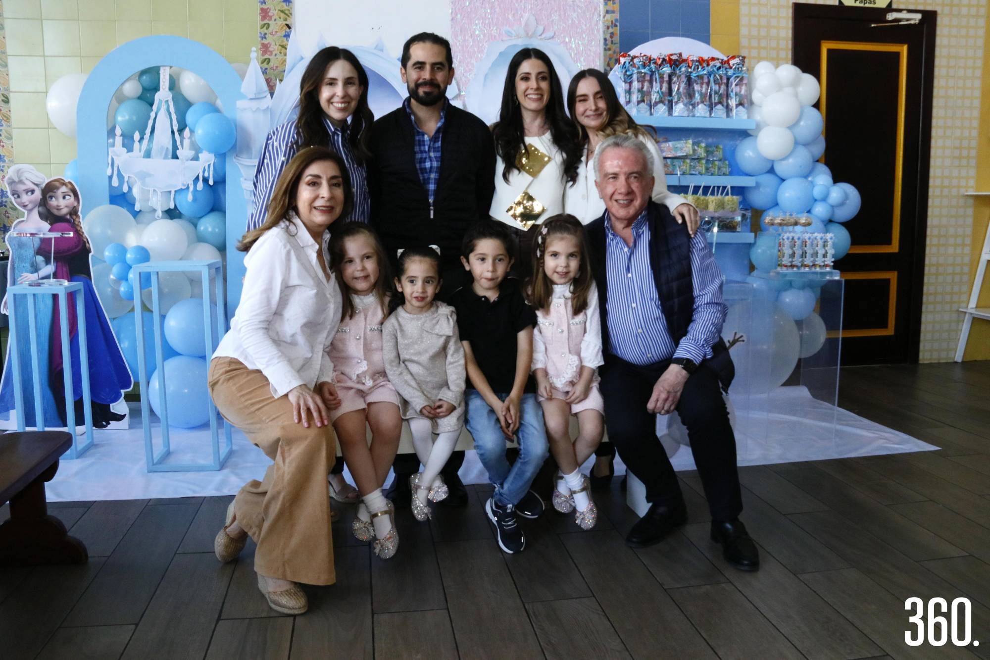 $!María José Estrada con sus padres, Luis José Estrada y Ana Sofía Arizpe; sus abuelitos, María Elena Saldivar y Carlos Arizpe, sus tías María Elena y Marcela, su hermano Carlos y sus primas Cordelia y Constanza Treviño.