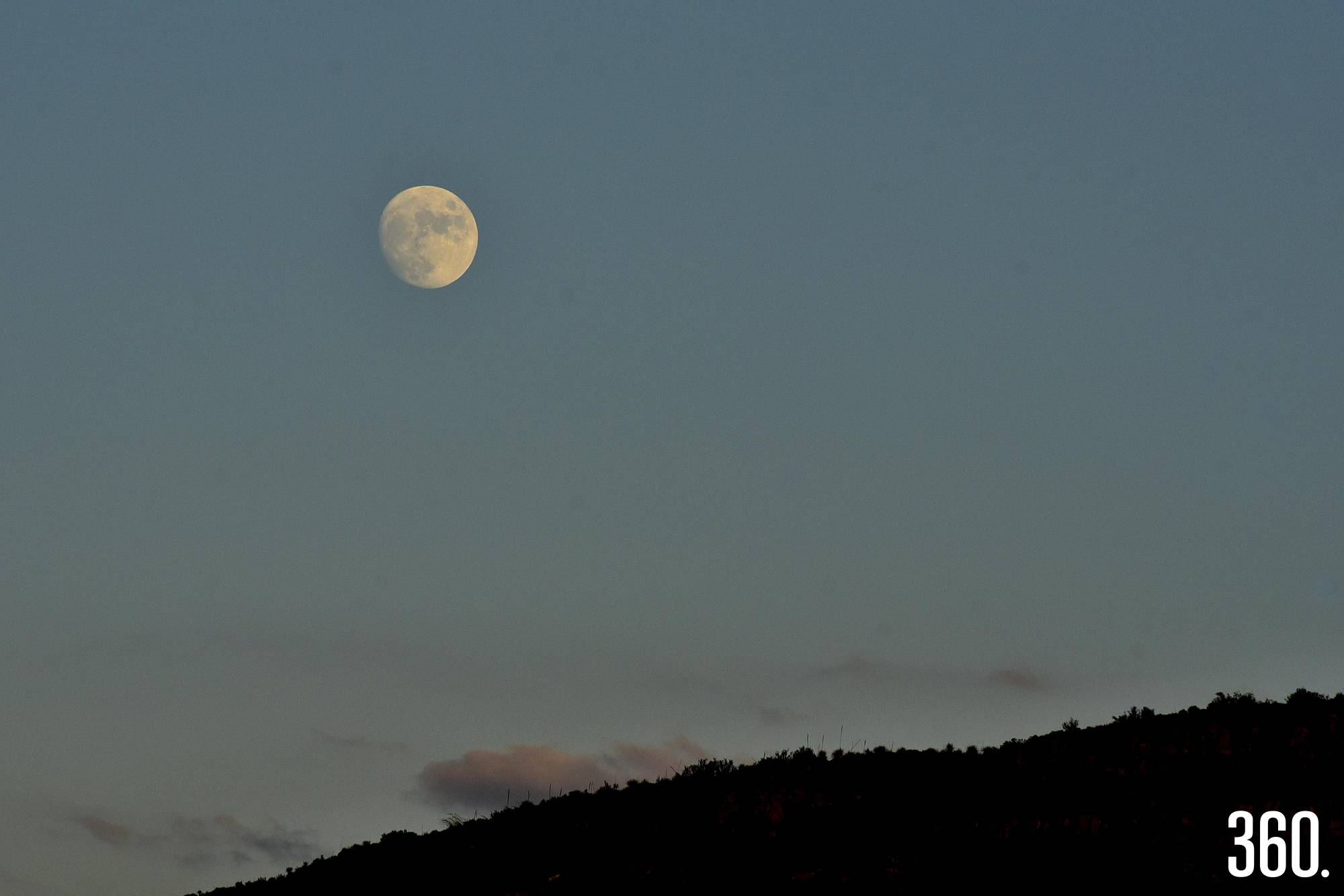 $!Un brillo lunar perfecto que detiene el tiempo y realza la silueta nocturna de Saltillo.