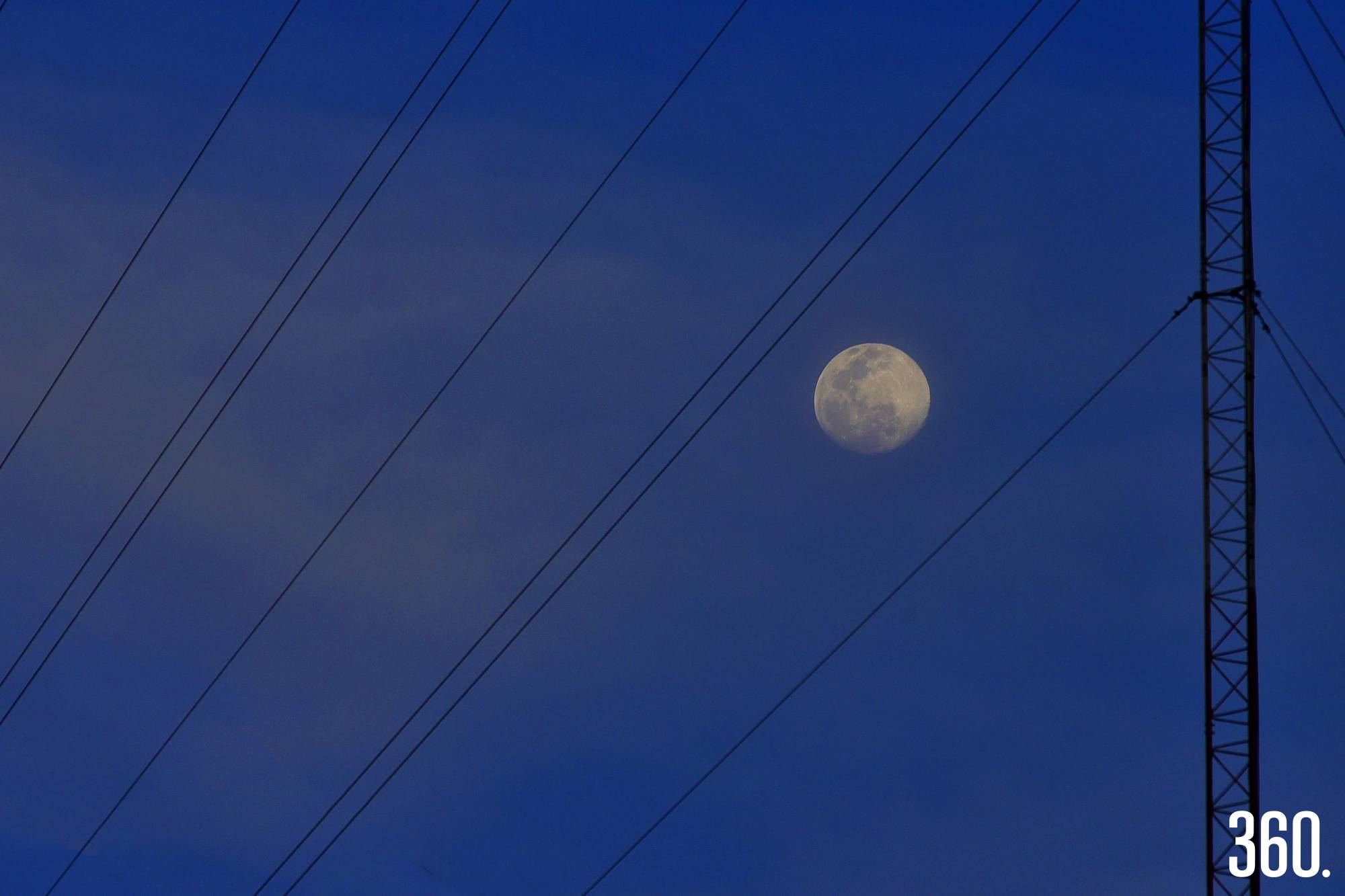 $!La luna asoma sobre el cielo saltillense, envolviendo la ciudad en un resplandor sereno.