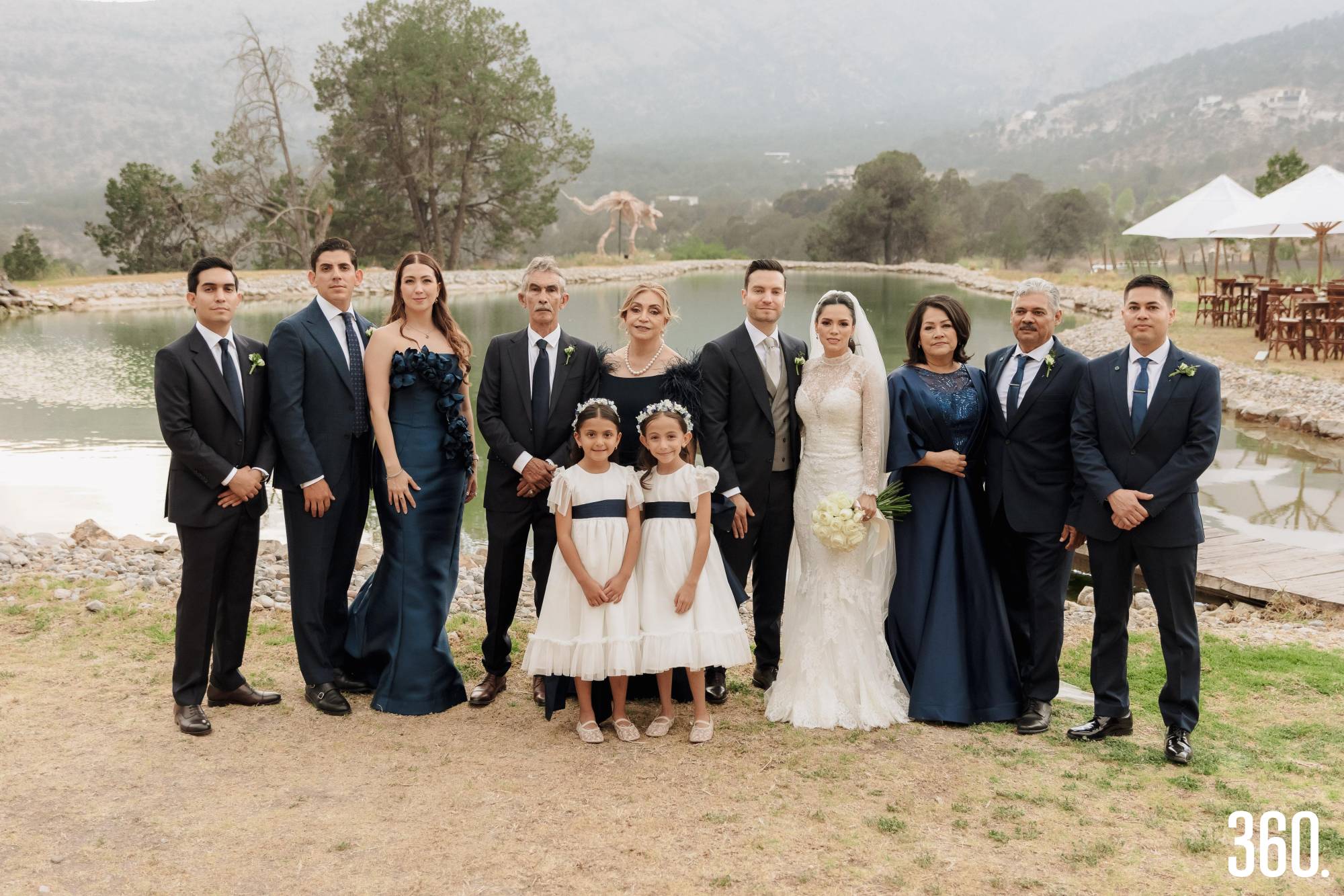 $!Los novios acompañados por sus respectivas familias.