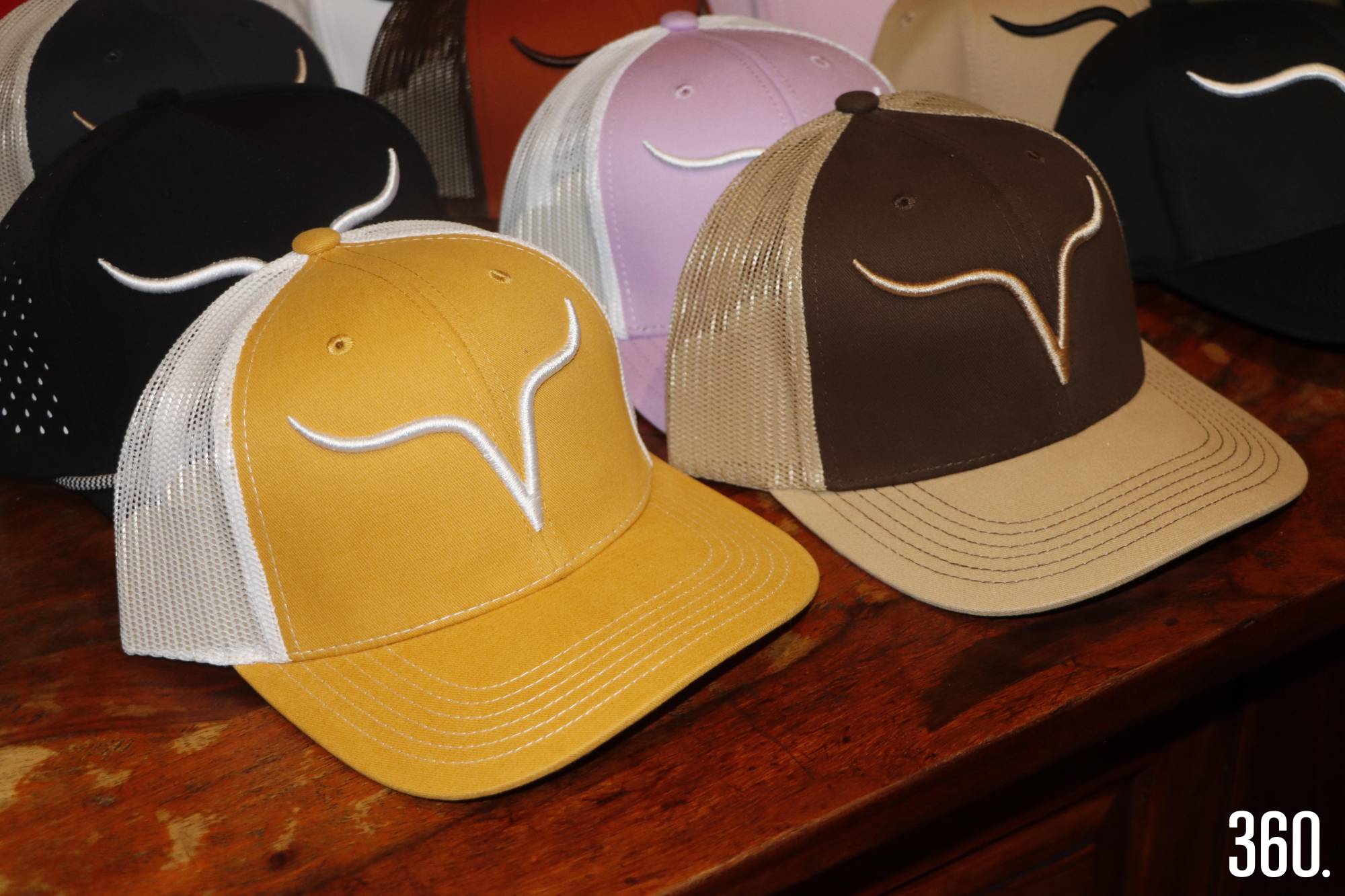 $!Las cachuchas vaqueras reinterpretaron el estilo western con un aire urbano y desenfadado, ideales para darle personalidad a cualquier look.