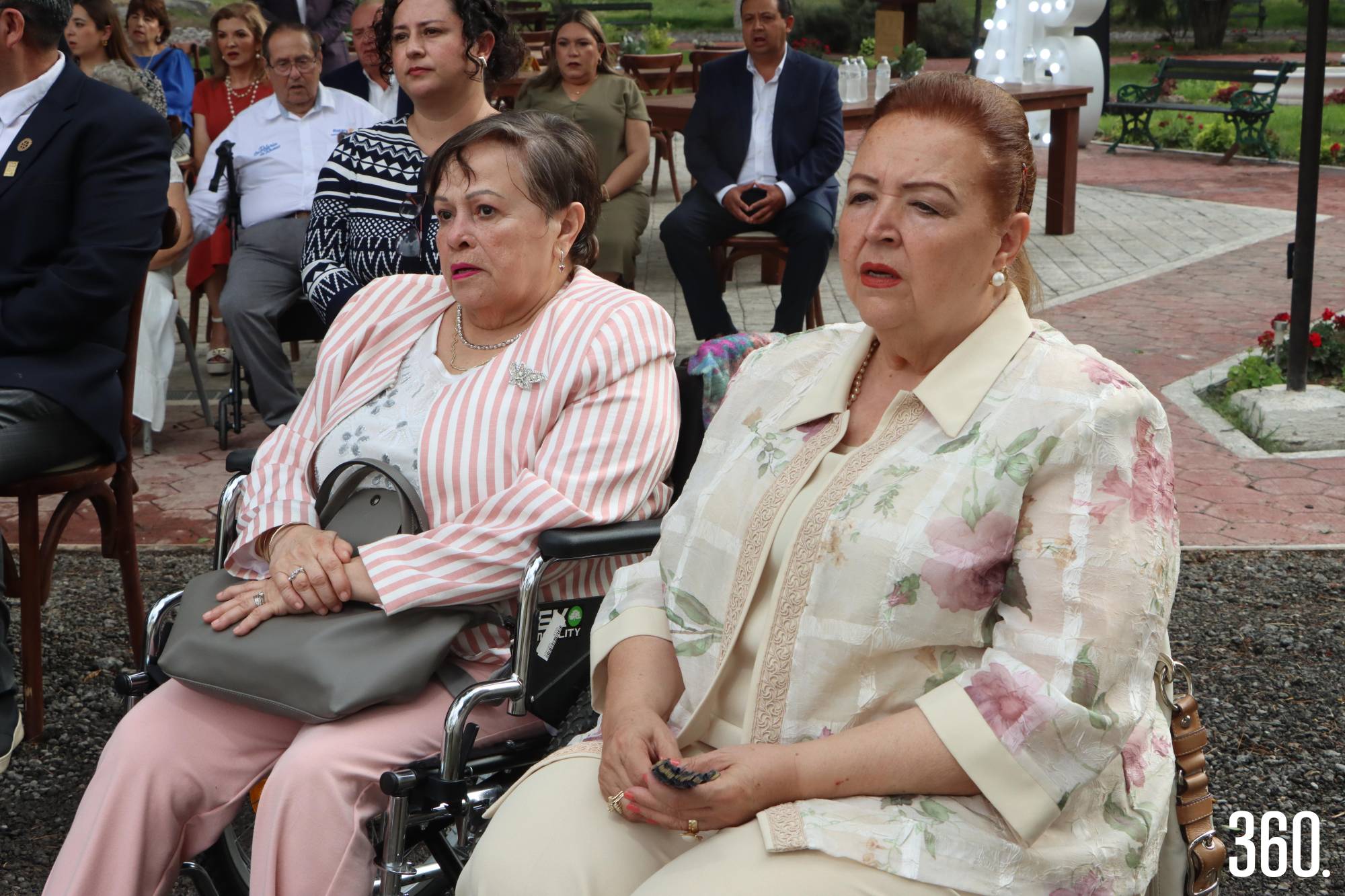 $!Nora Lagarda y María Elena Lozano durante la misa de acción de gracias.