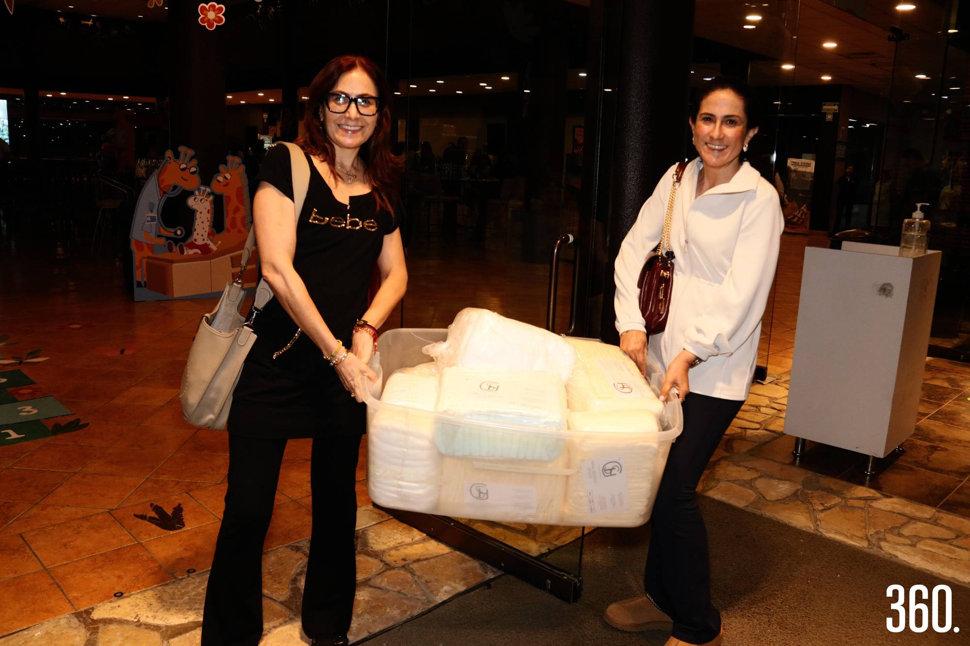 $!Bertha y Luly Gutiérrez Merino llegaron con su donativo de pañales.