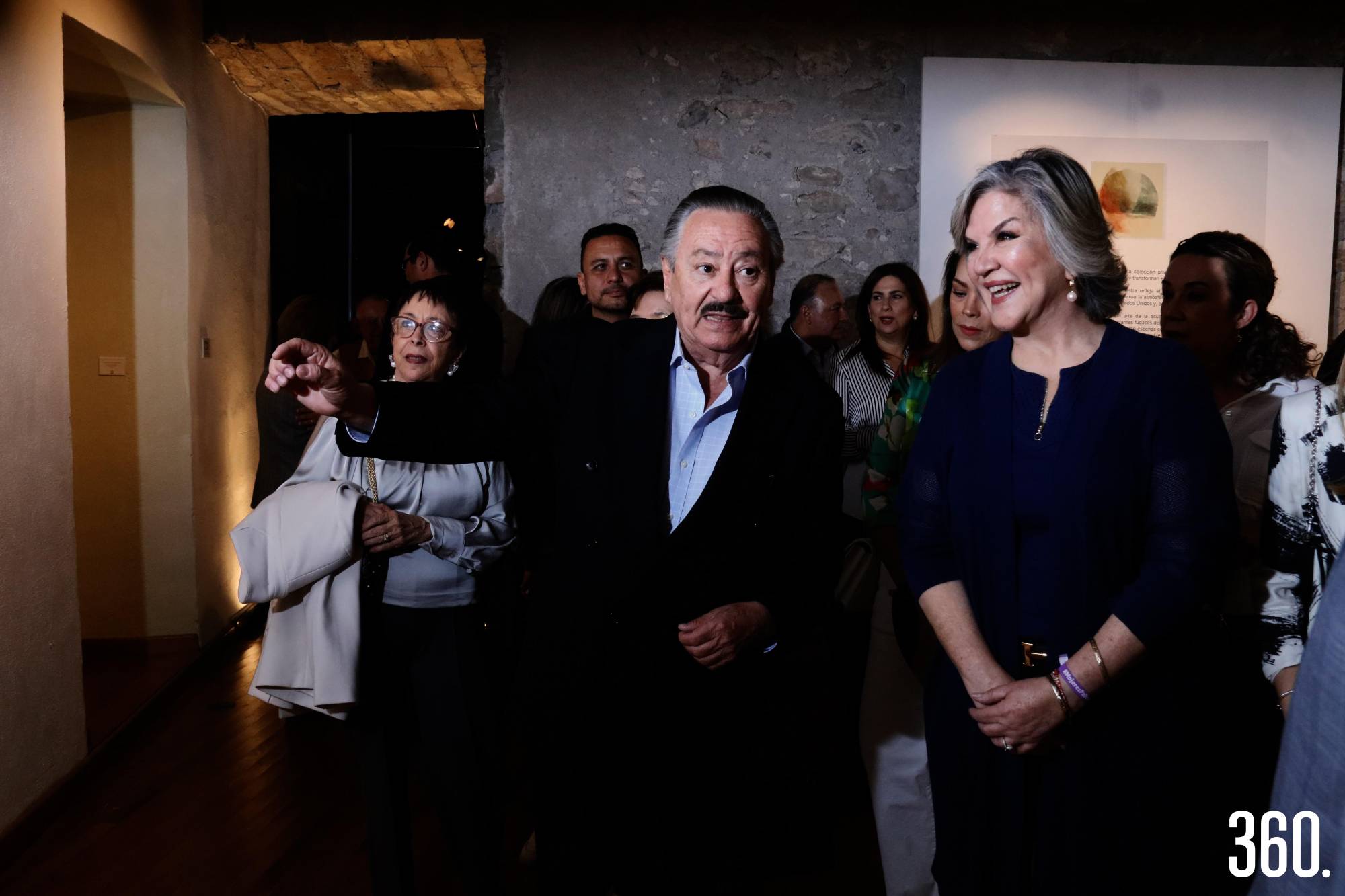 $!Marco Gómez Saucedo curador de la exposición explicó los detalles de algunas obras durante el recorrido inicial.