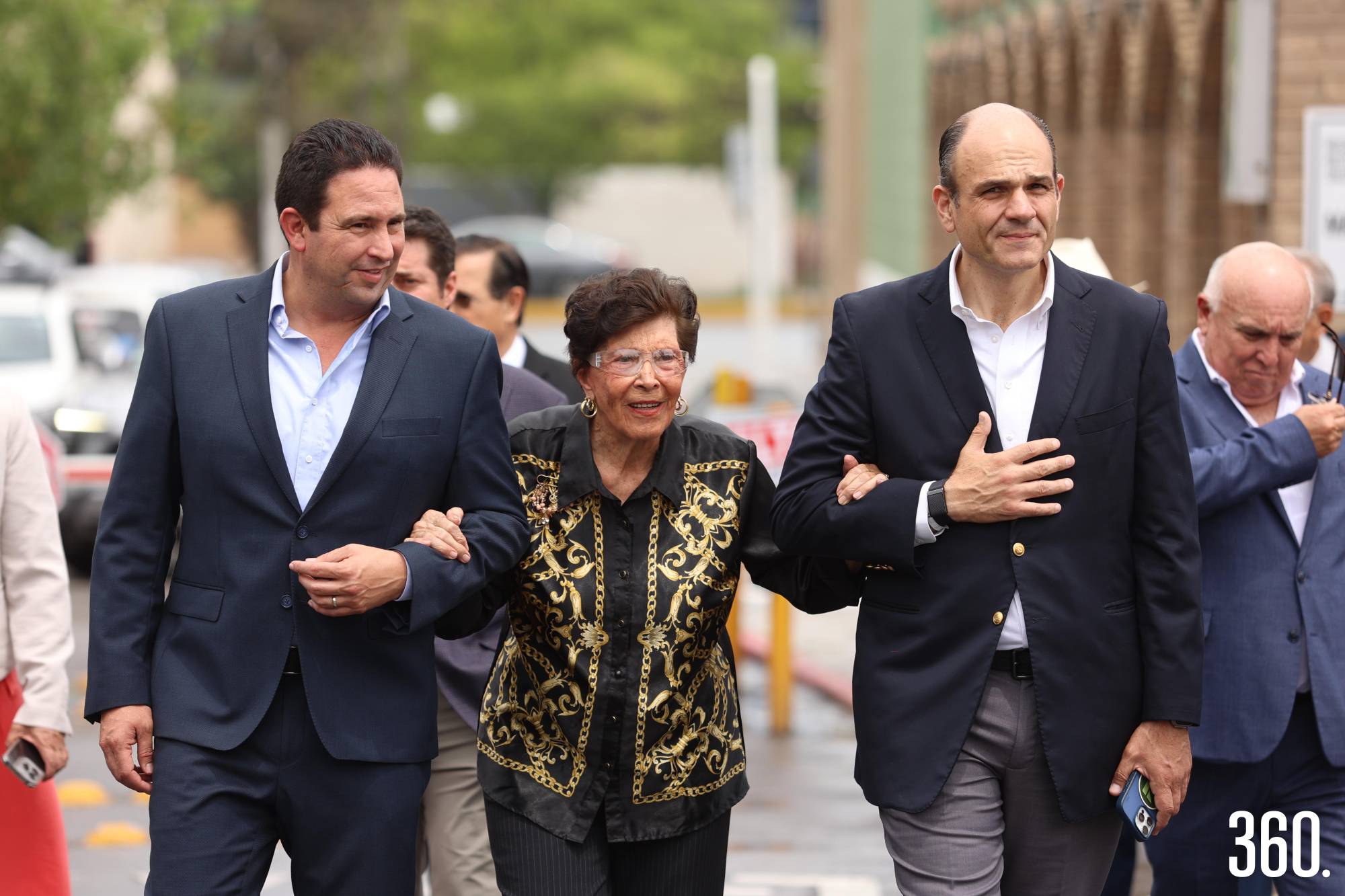 $!El alcalde, Javier Díaz y Jericó Abramos con la señora Rosa Ofelia Rodríguez.