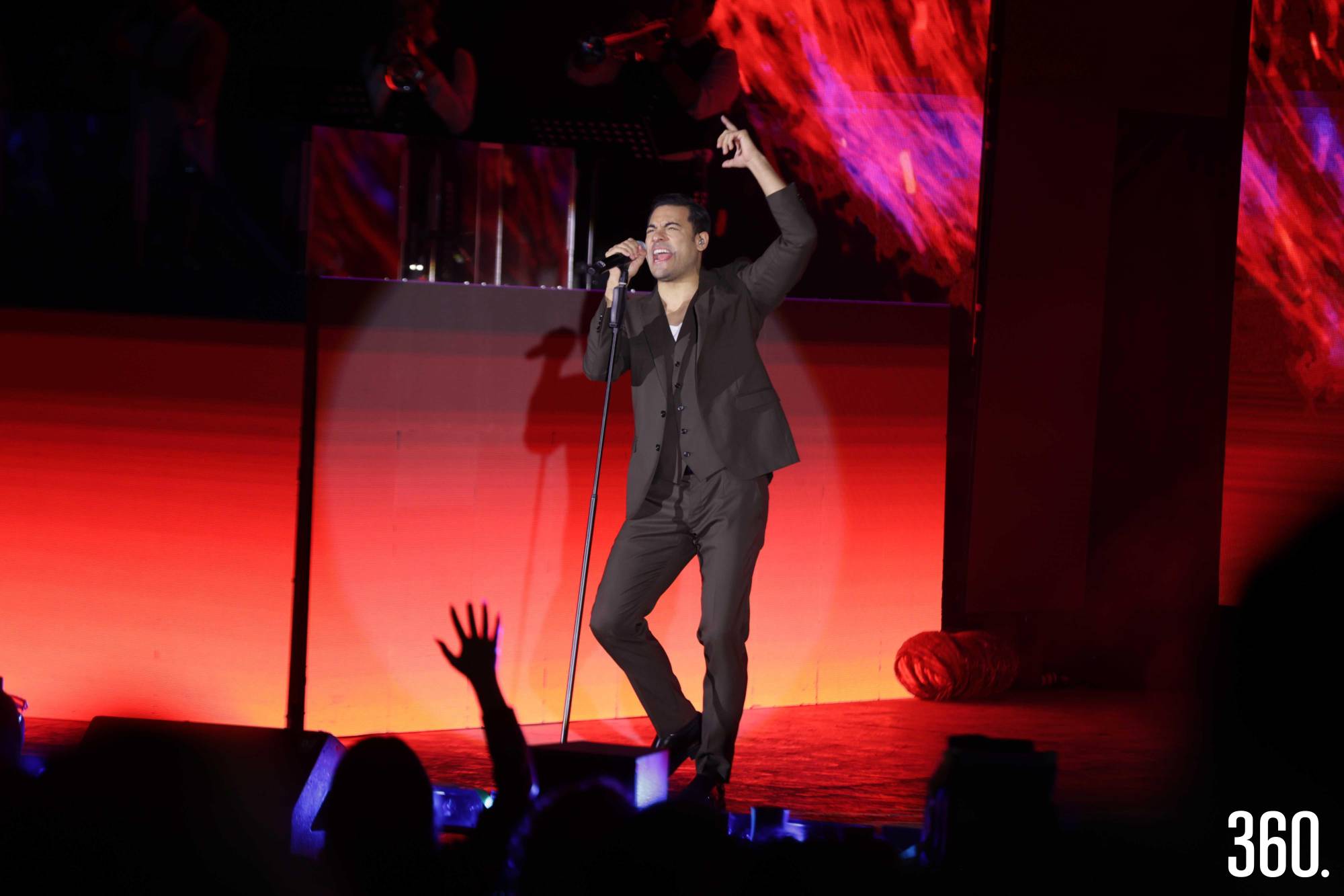 $!El intérprete emocionó a la gente con sus éxitos.