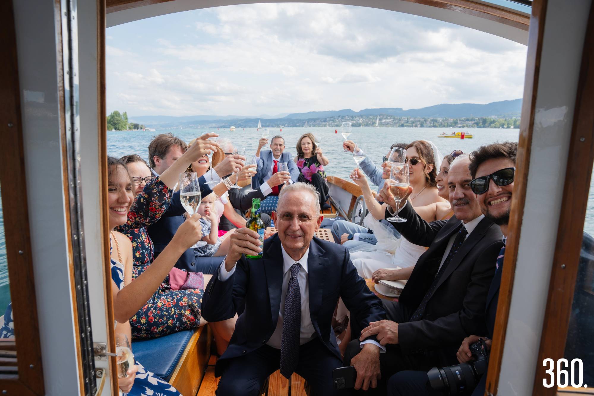$!Los novios se trasladaron en bote, a través del lago Zúrich, hacia la recepción del hotel.