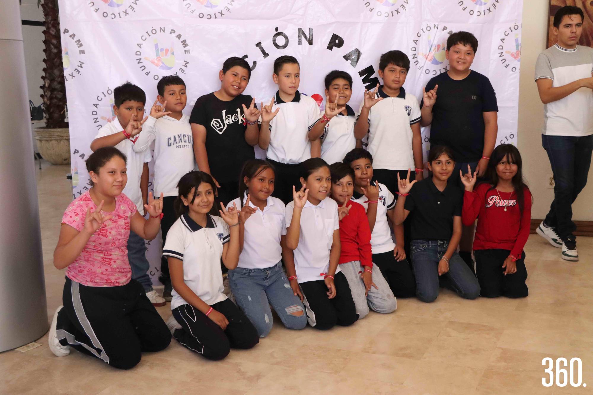 $!Estudiantes de tres escuelas celebraron su graduación del programa “Líderes Sociales: Arte para la Acción”, destacando su talento y compromiso con el cambio social.