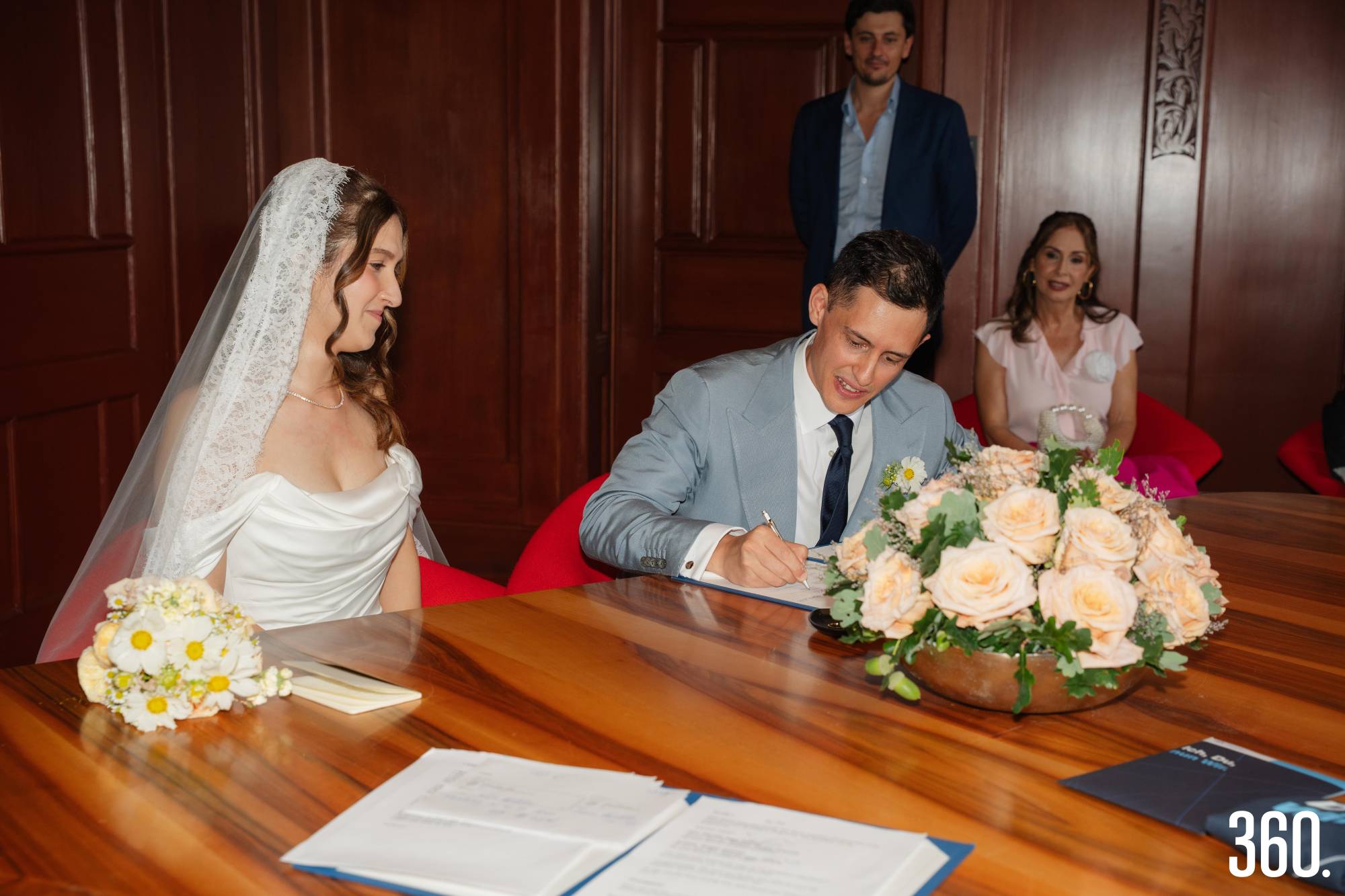 $!El nuevo matrimonio en el momento de firmar su unión.