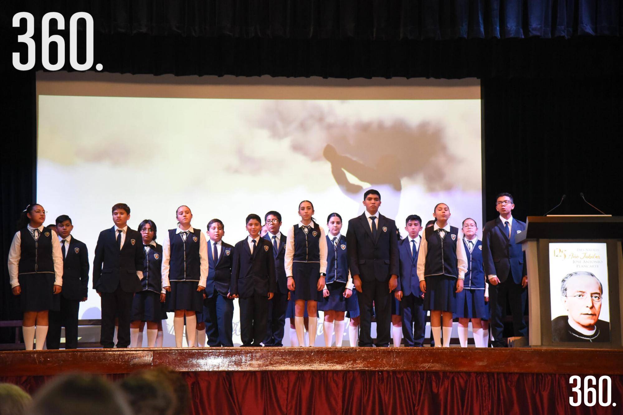 $!Estudiantes de nivel secundaria invitaron a cantar “Dies Natalis”.