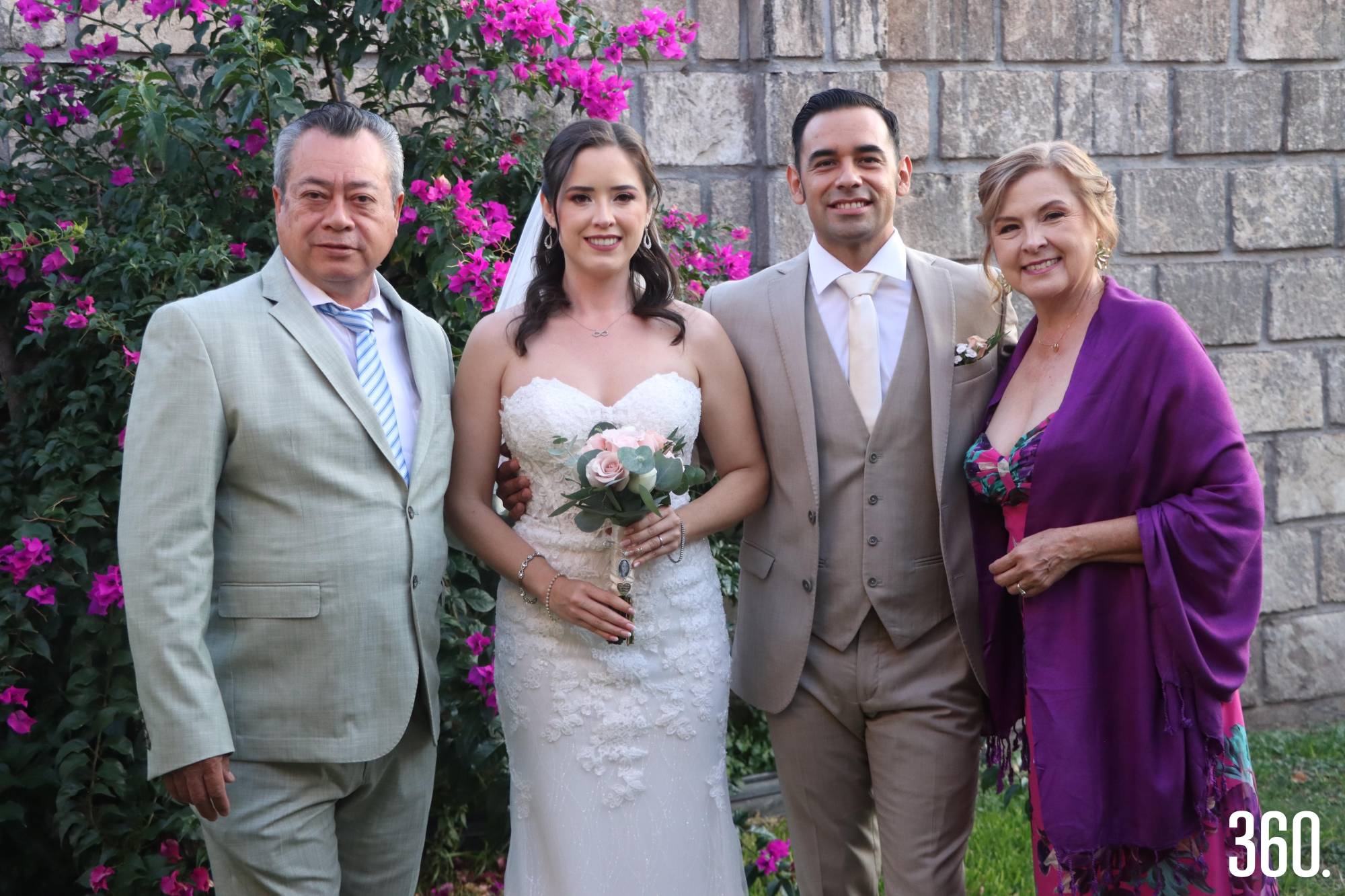 $!Los novios con Marco Saucedo y Beatriz Rodríguez, padres de Karina.
