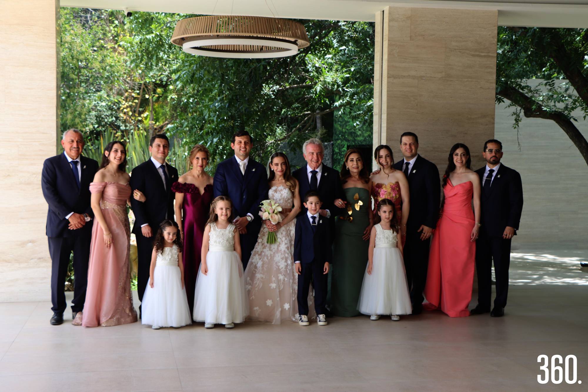 $!Los novios con sus padres, hermanos y sobrinos.